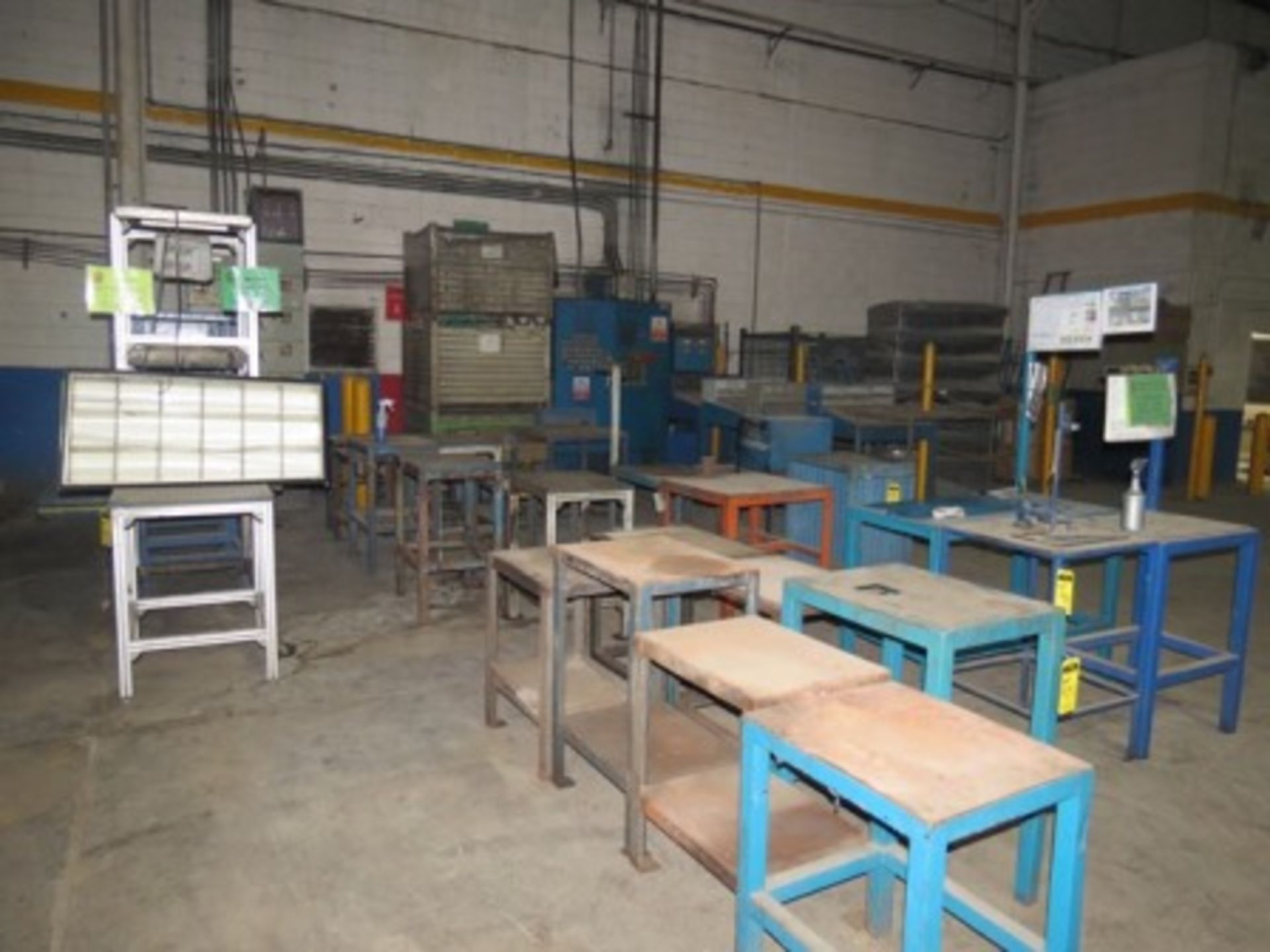 Approx. 50 workbenches