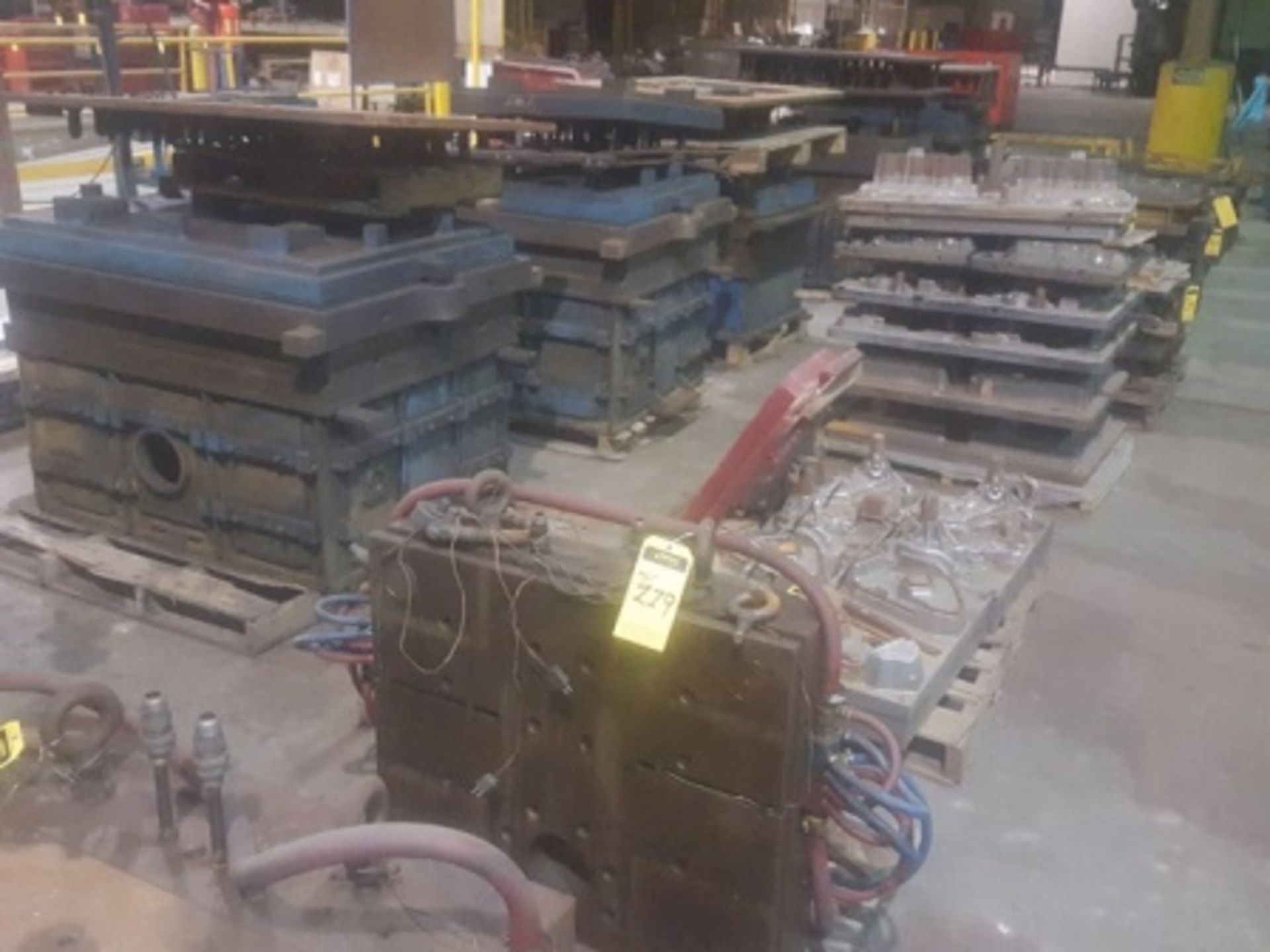 (10) Pallets of casting molds for aluminum intake manifolds for automotive engines - Image 11 of 11