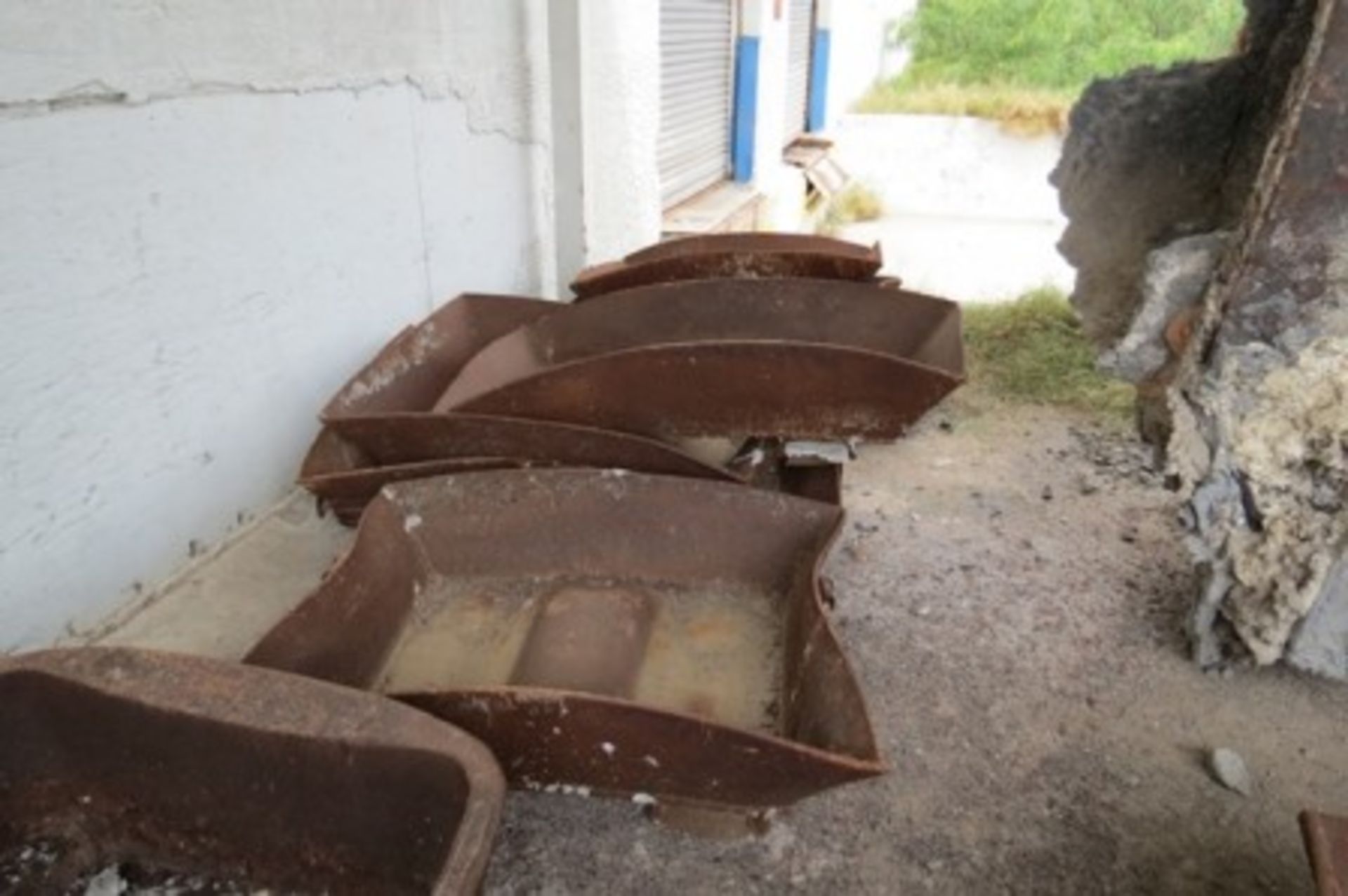 Reverberatory aluminum melting furnace an 15 pouring ladles. - Image 4 of 10