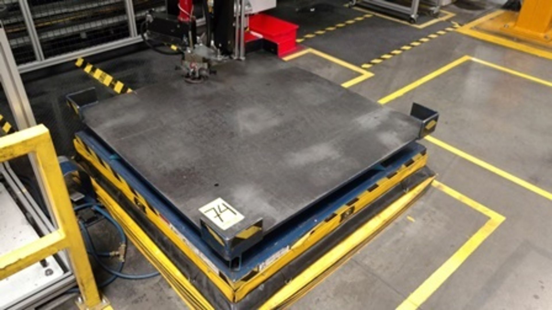Pneumatic lifting table 4'x 4'… - Image 2 of 4