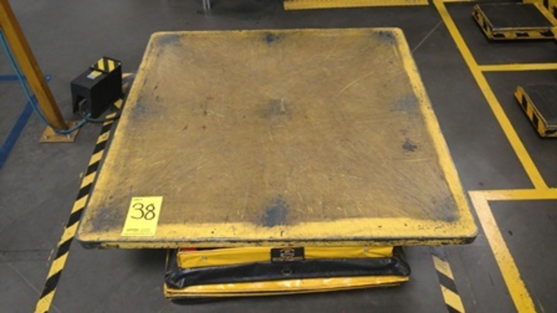 Pneumatic lifting table 4'x 4'…