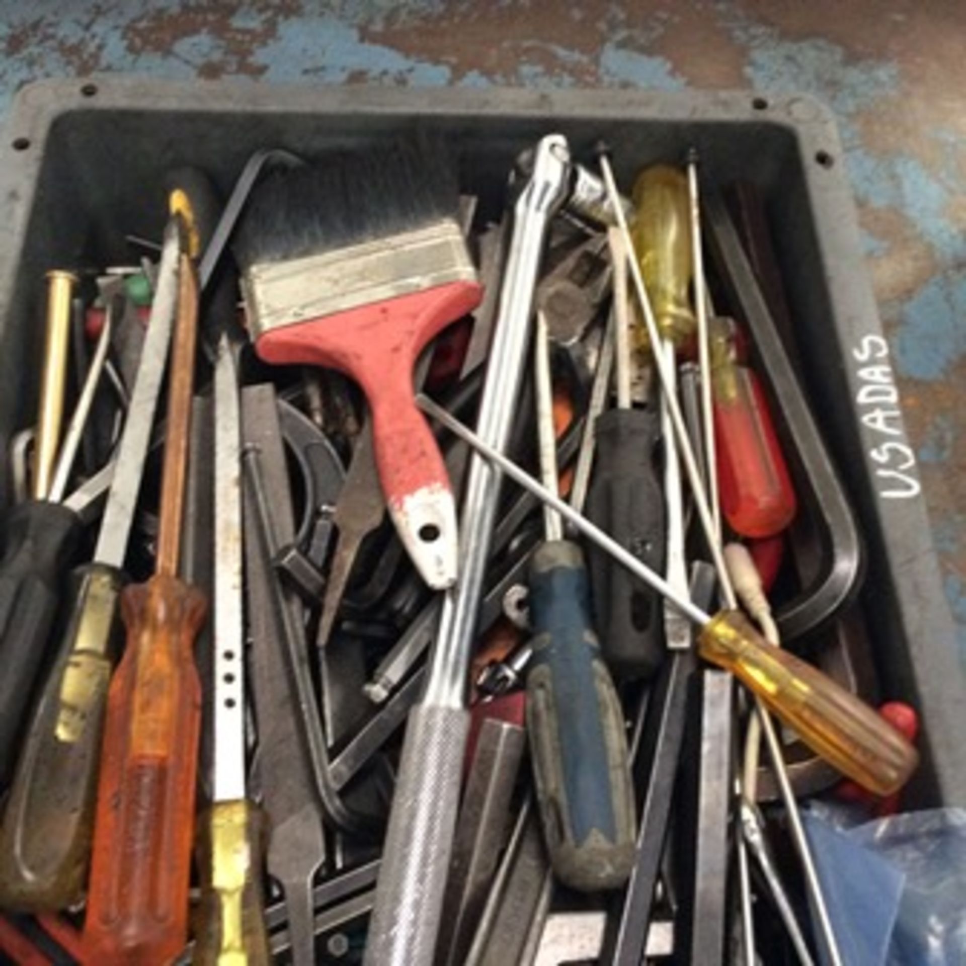 2 plastic boxes with hand tools; mixed keys, allen keys, screwdrivers, brushes and pliers … - Image 4 of 8