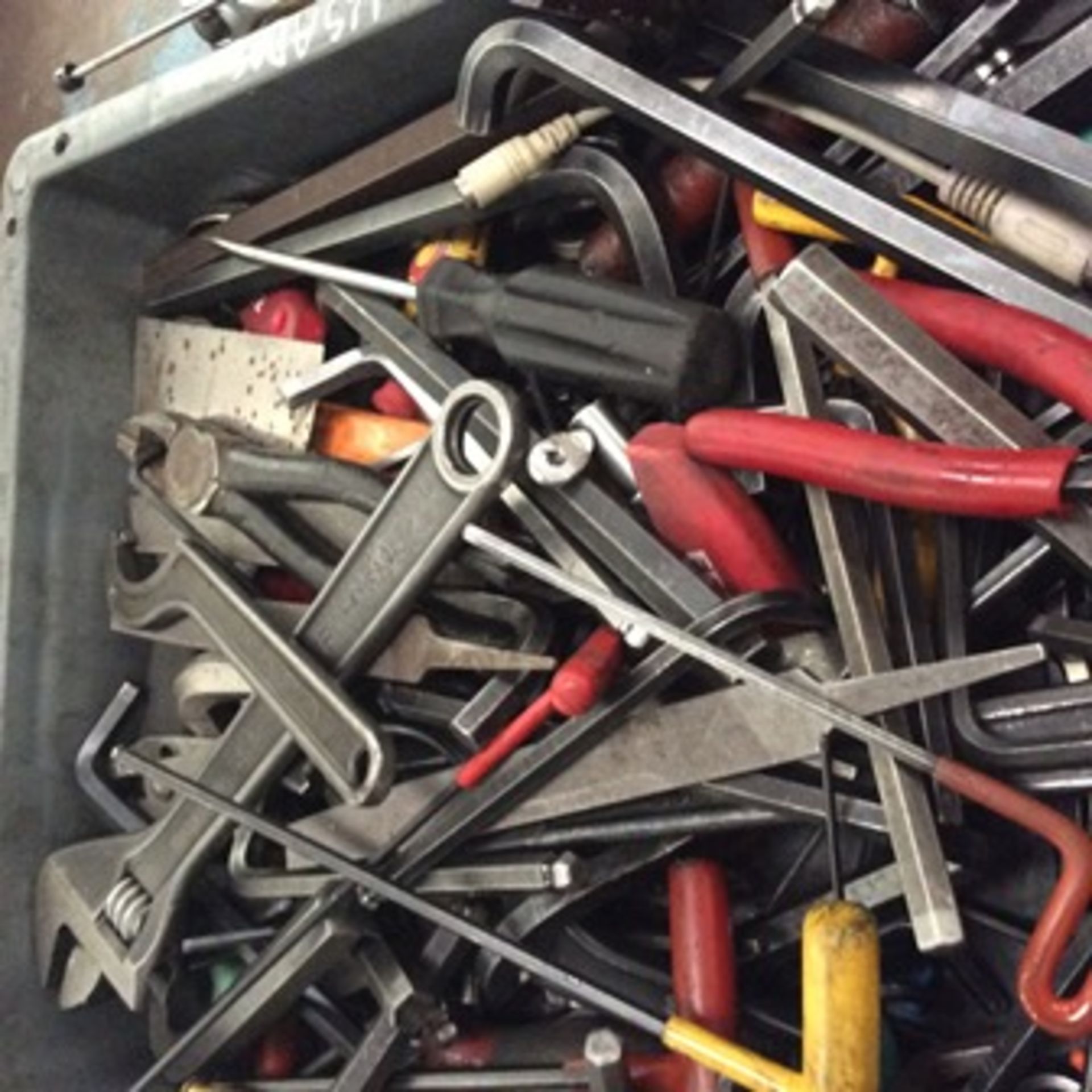 2 plastic boxes with hand tools; mixed keys, allen keys, screwdrivers, brushes and pliers … - Image 7 of 8