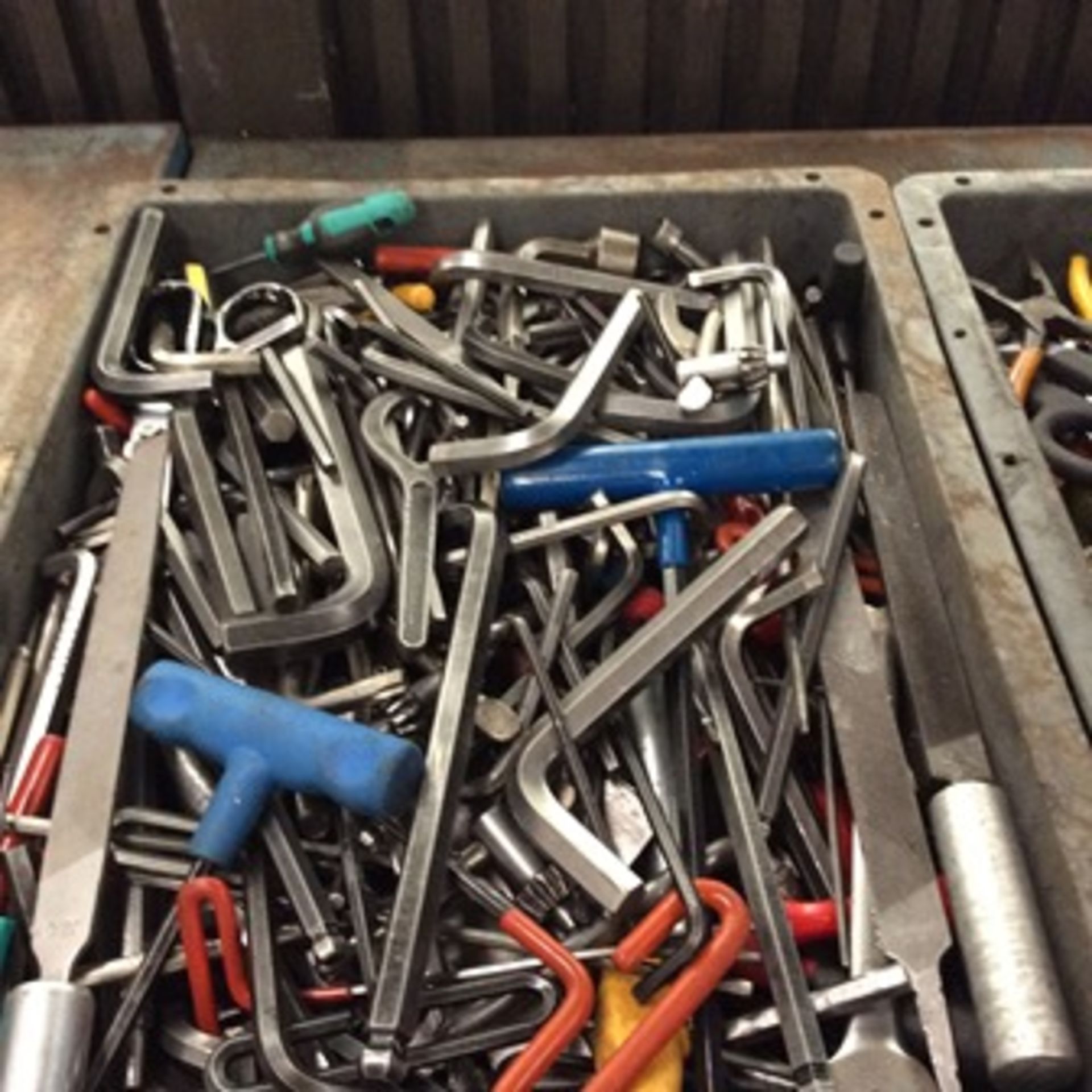 2 plastic boxes with hand tools; allen keys, files, screwdrivers and pliers … - Image 5 of 6