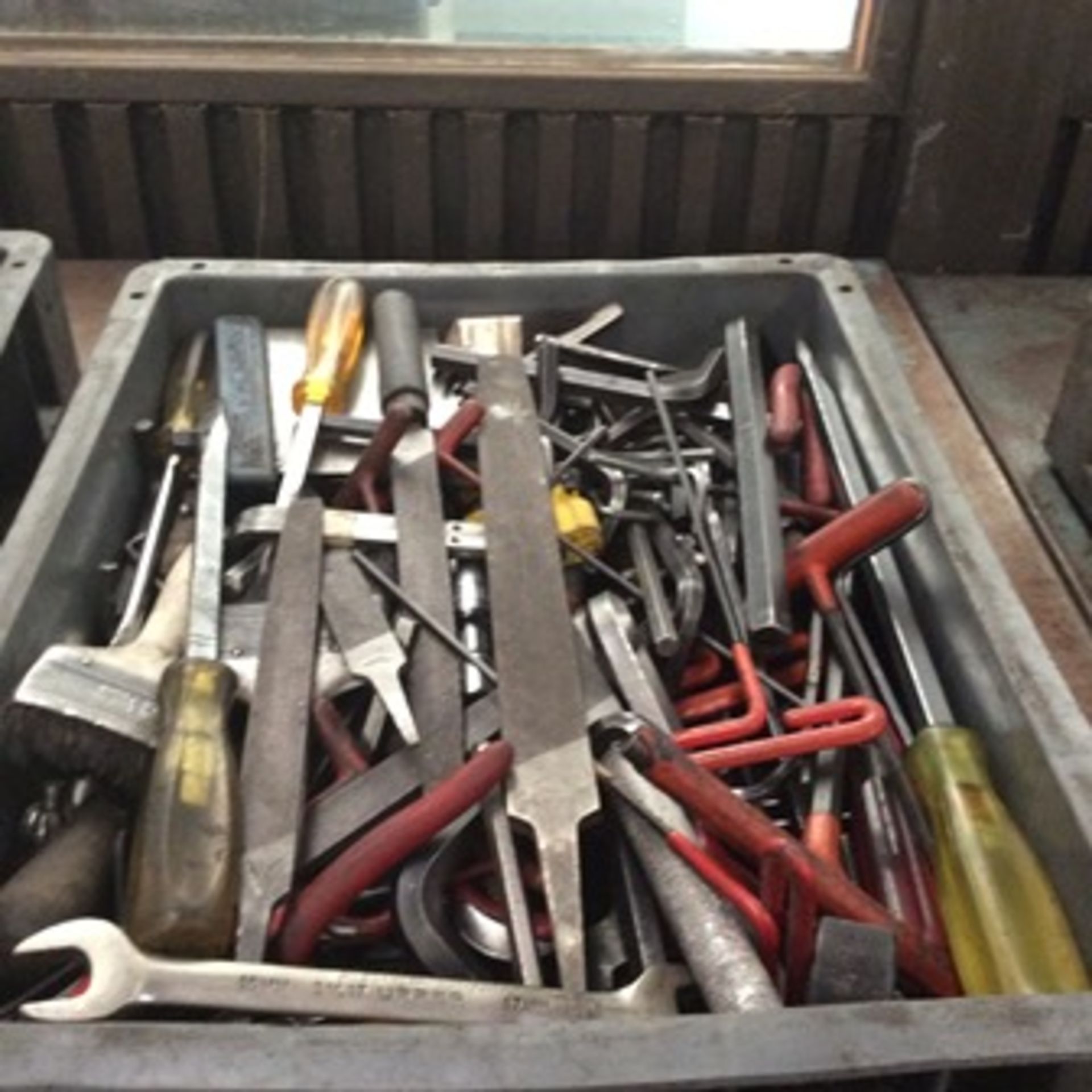 2 plastic boxes with hand tools; mixed keys, allen keys, screwdrivers and clamps … - Image 4 of 6