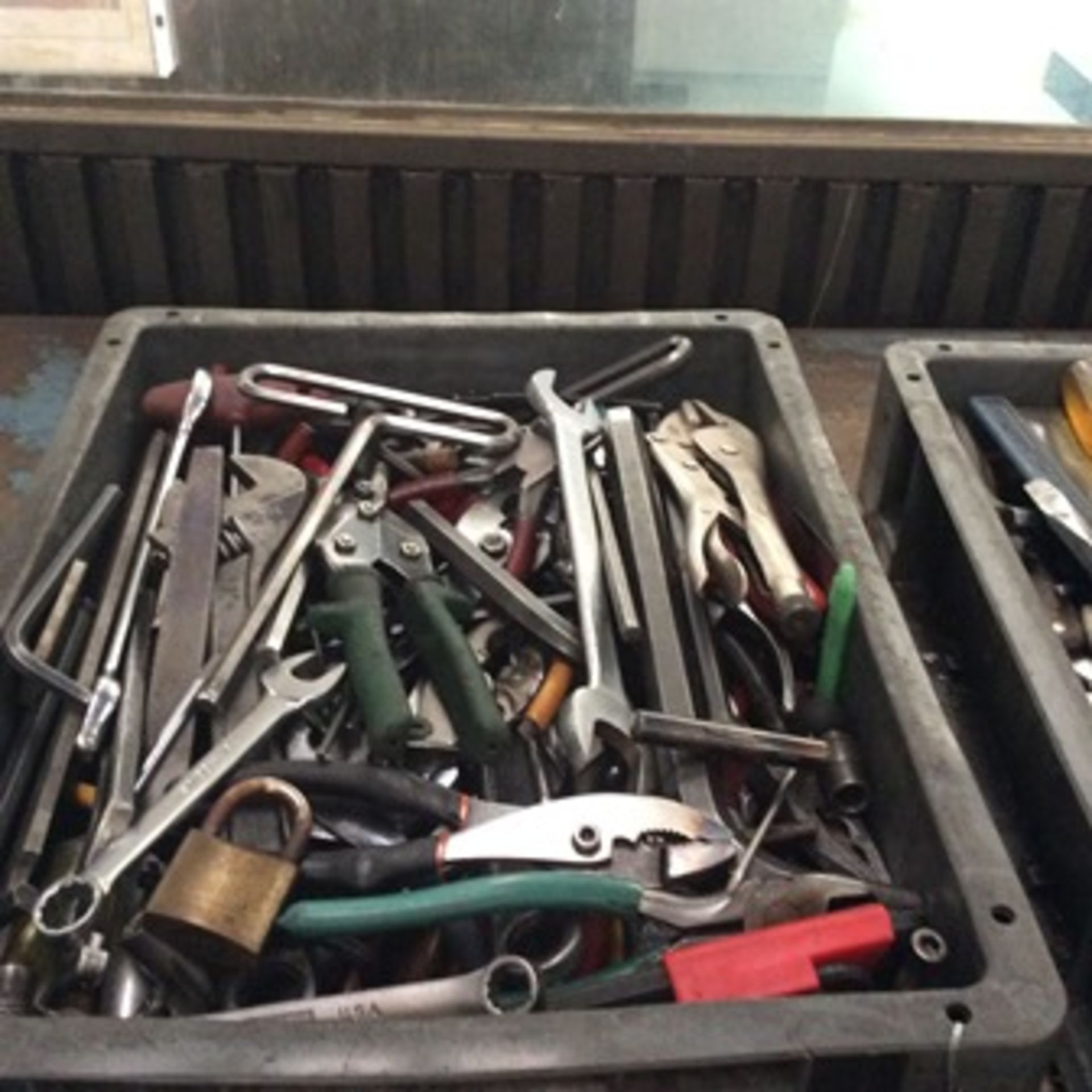 2 plastic boxes with hand tools; mixed keys, allen keys, screwdrivers and clamps … - Image 3 of 6