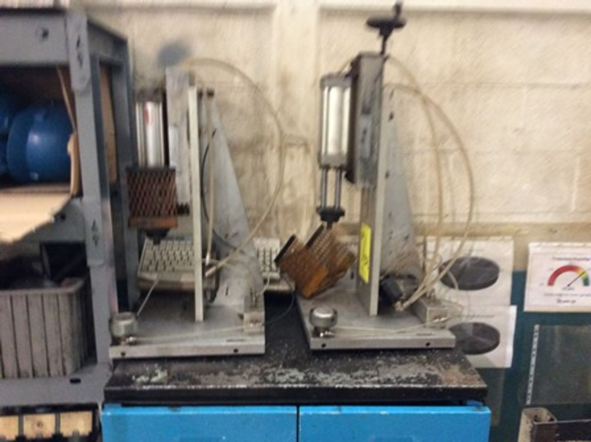 Bank emery Urrea model EB910 1-1 / 4 hp and assembly table with pneumatic press … - Image 10 of 12