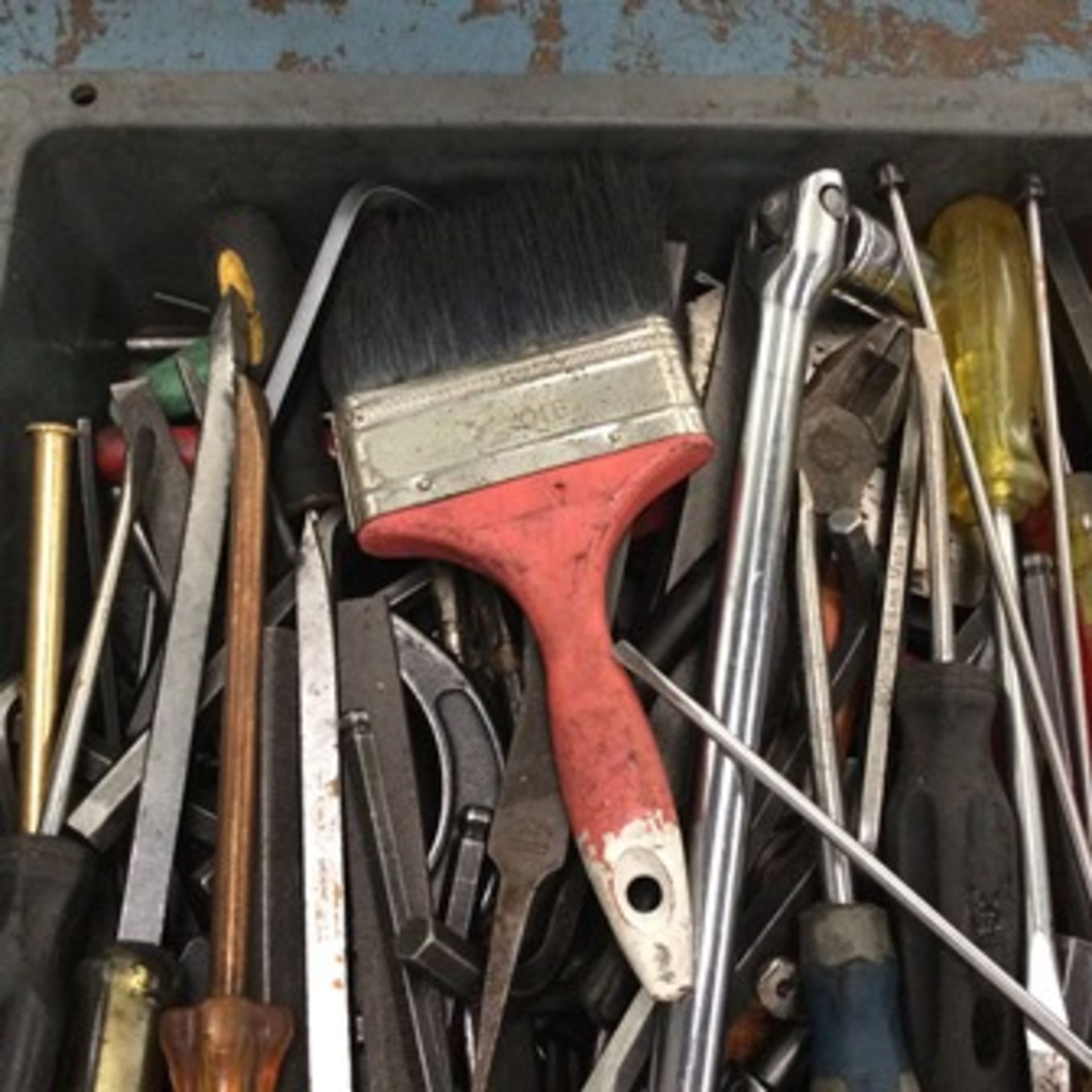 2 plastic boxes with hand tools; mixed keys, allen keys, screwdrivers, brushes and pliers … - Image 5 of 8
