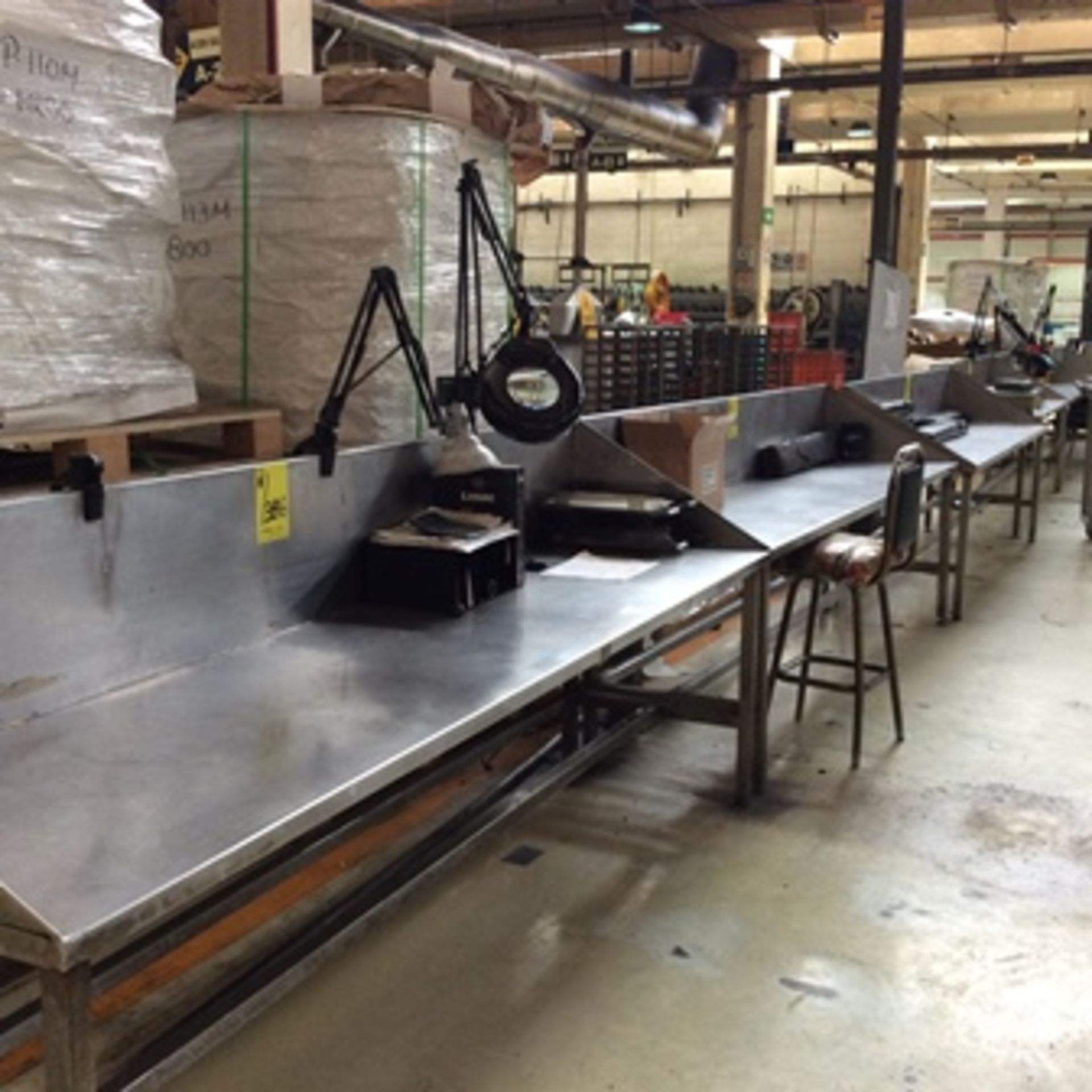 4 stainless steel tables with screens of 2.90 x .80 x .70 m …