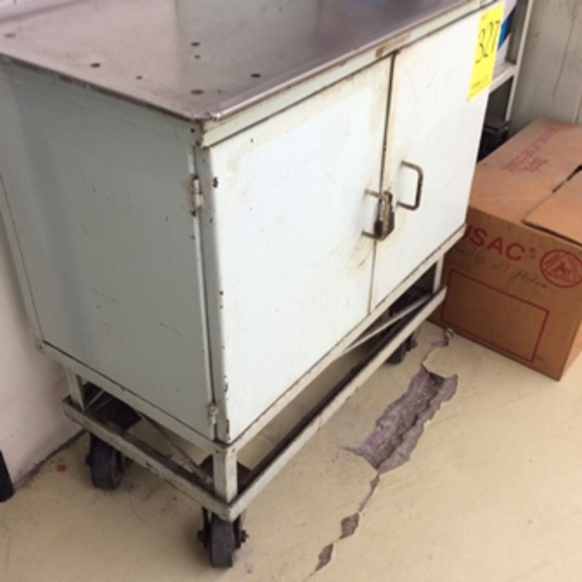 Work table with vice of number 600, 2 vertical filing cabinets, service trolley and tool drawer … - Image 10 of 10