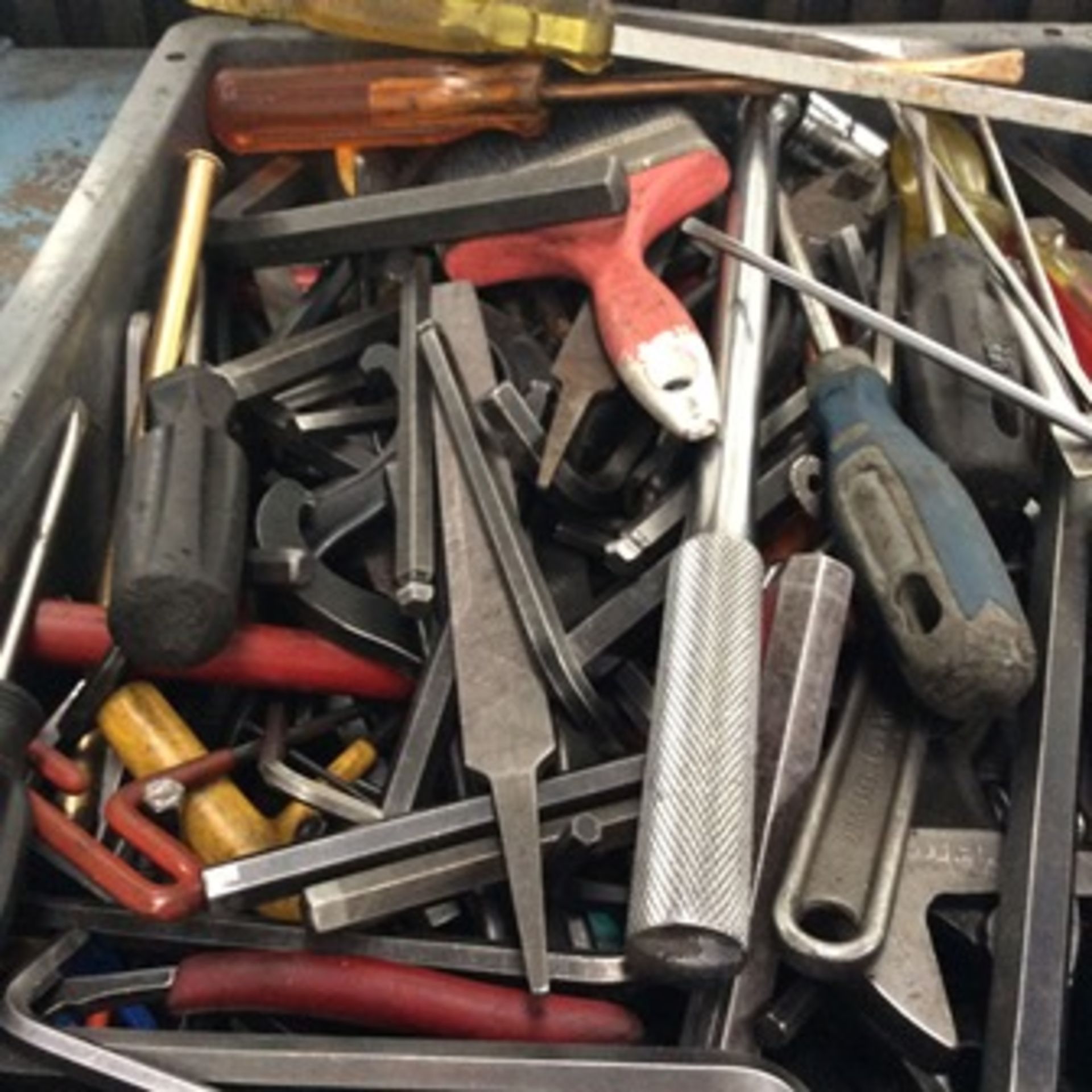 2 plastic boxes with hand tools; mixed keys, allen keys, screwdrivers, brushes and pliers … - Image 6 of 8