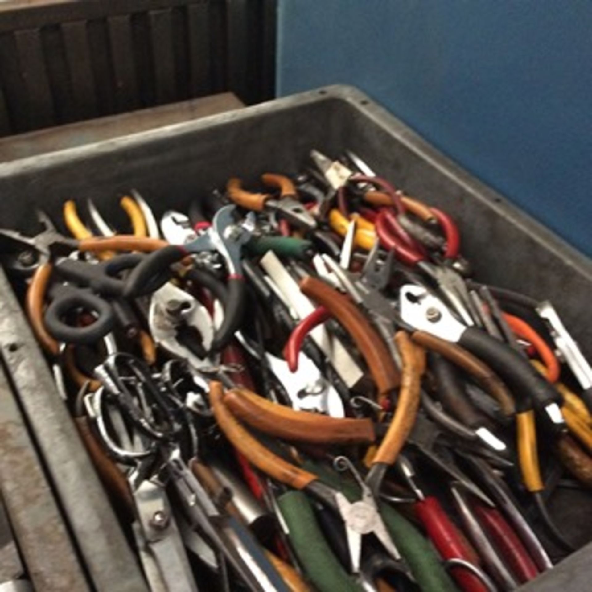 2 plastic boxes with hand tools; allen keys, files, screwdrivers and pliers … - Image 6 of 6