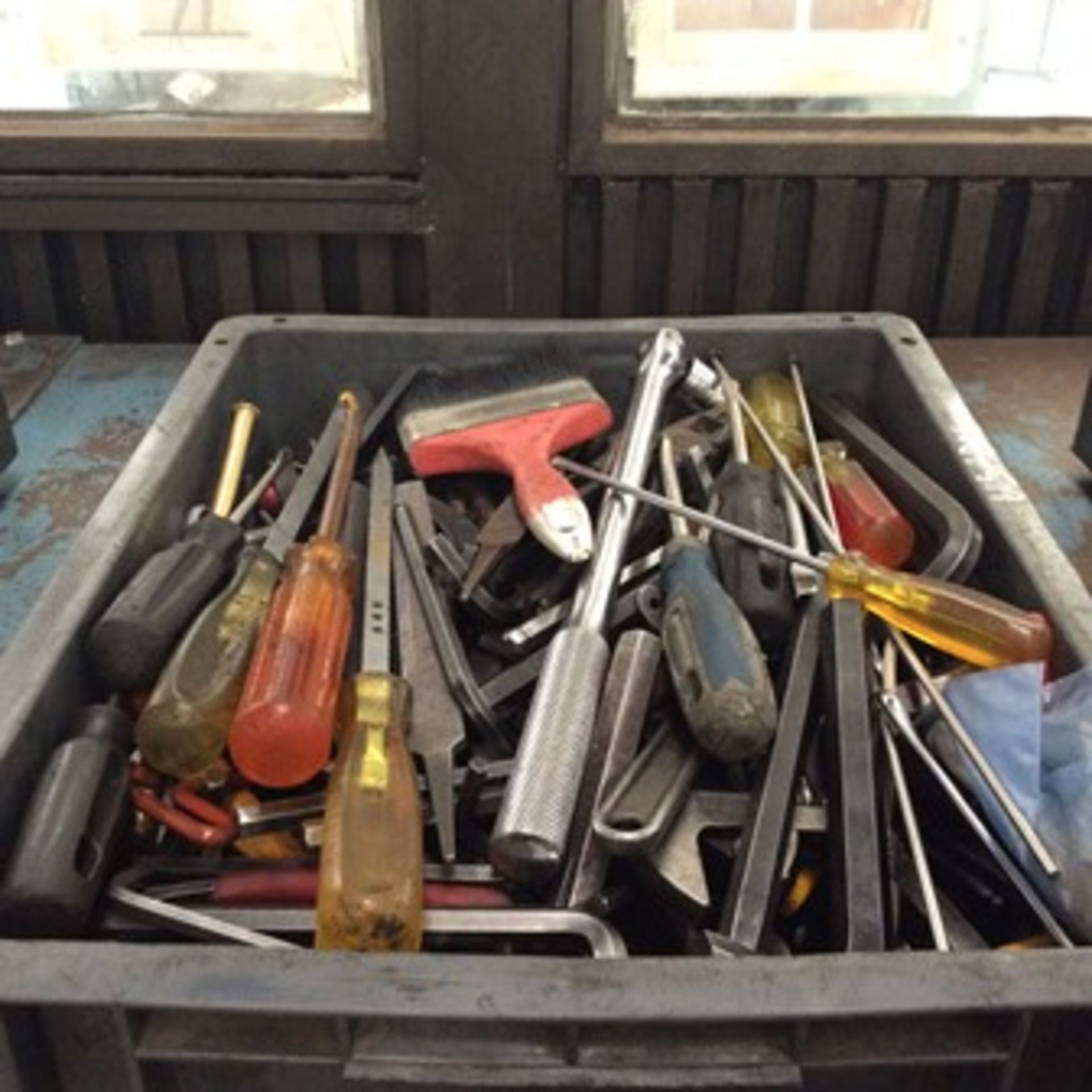 2 plastic boxes with hand tools; mixed keys, allen keys, screwdrivers, brushes and pliers … - Image 3 of 8