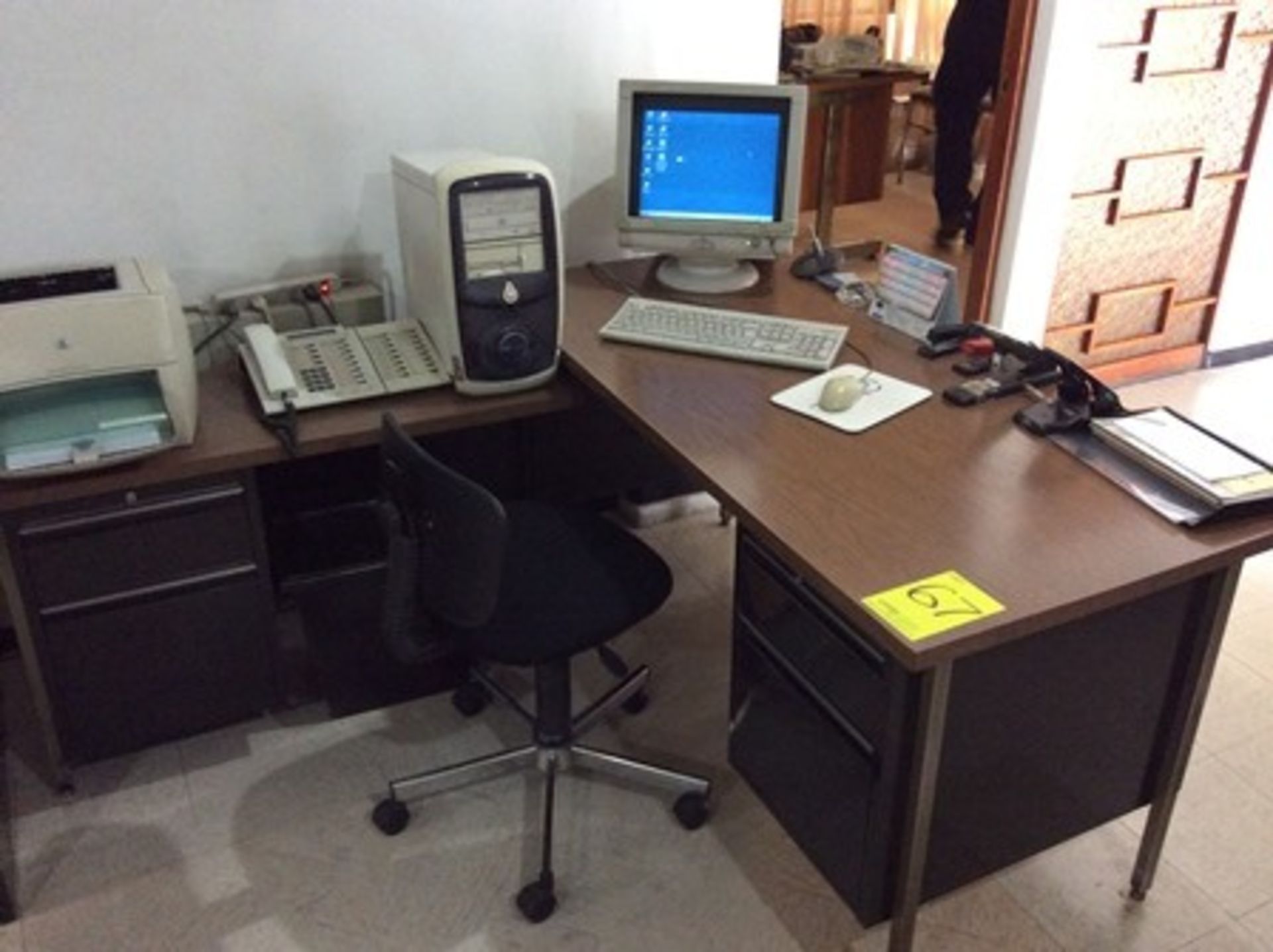 Escritorio en escuadra, 2 sillas, impresora, conmutador, equipo de computo - Image 2 of 6
