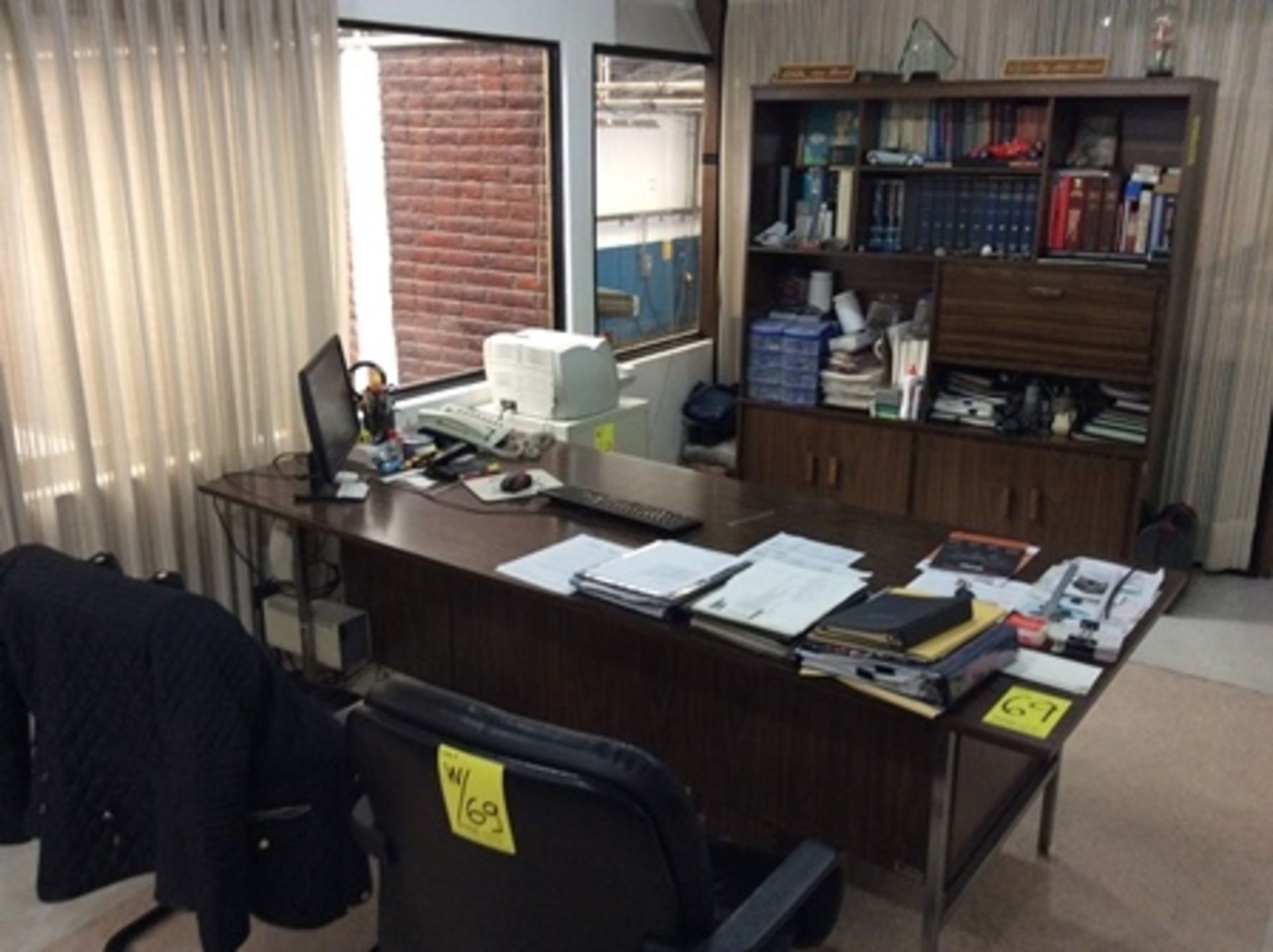 Oficina ejecutiva; Escritorio, librero, credenza, archivero y 2 sillas - Image 9 of 10