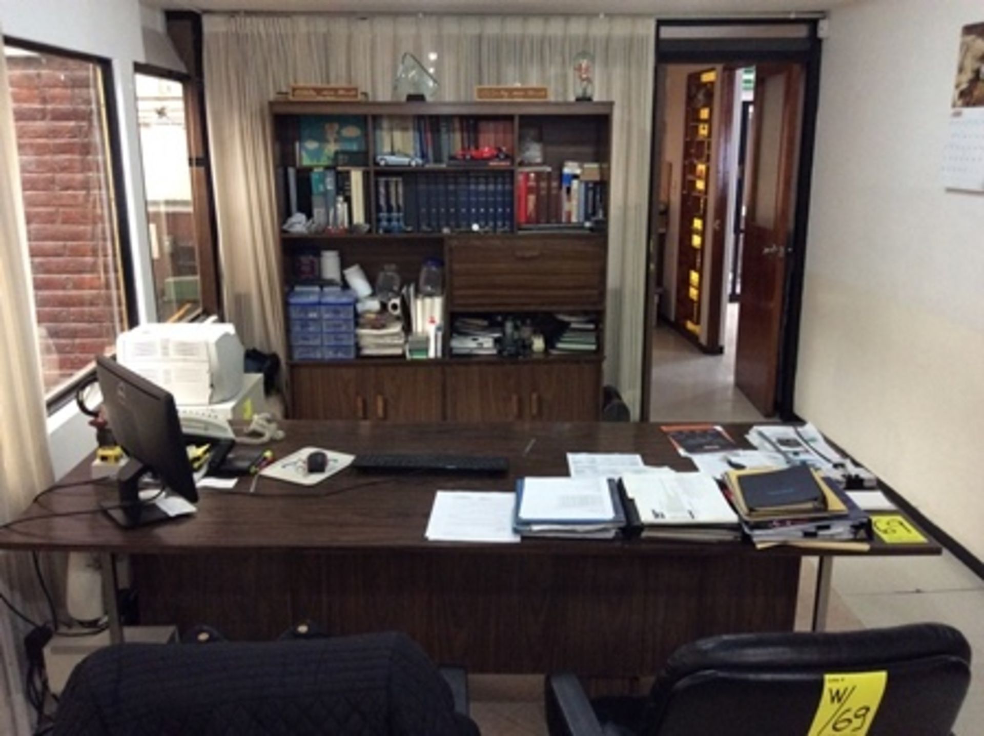 Oficina ejecutiva; Escritorio, librero, credenza, archivero y 2 sillas