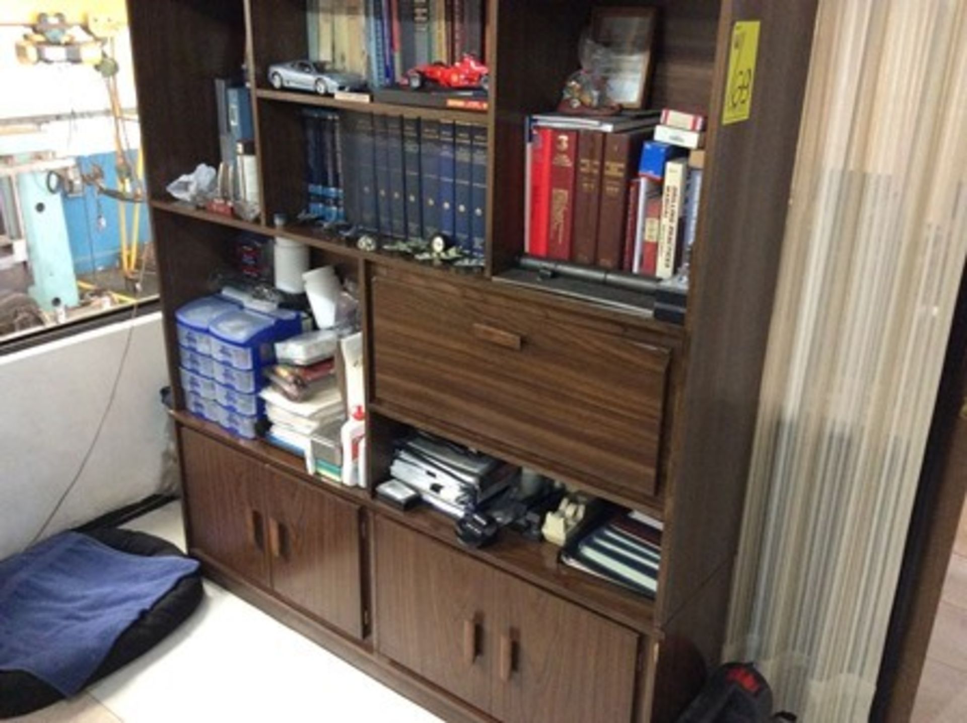 Oficina ejecutiva; Escritorio, librero, credenza, archivero y 2 sillas - Image 5 of 10