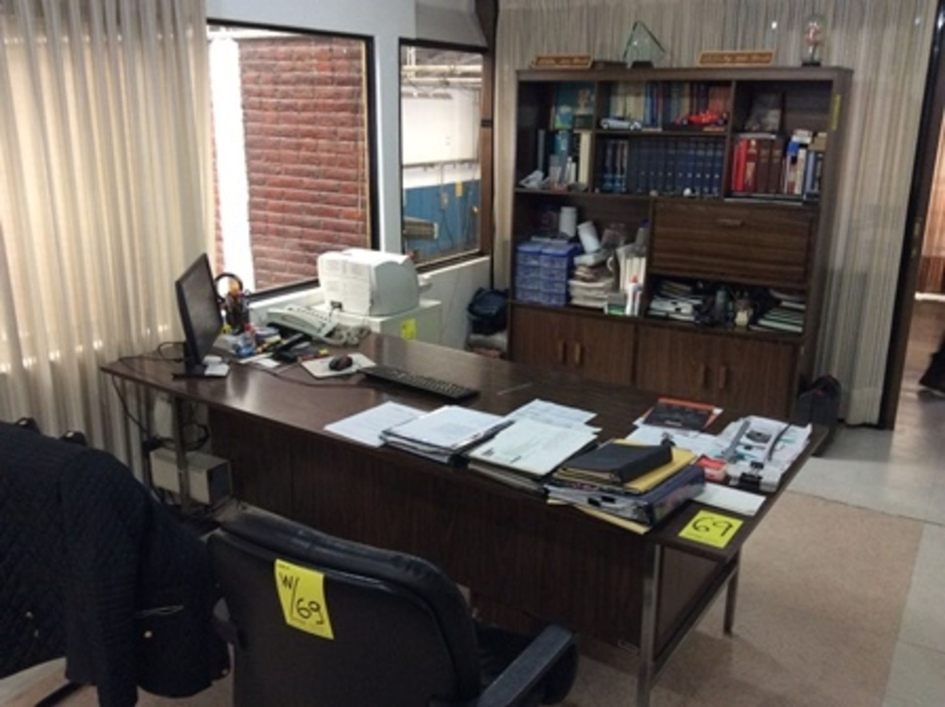 Oficina ejecutiva; Escritorio, librero, credenza, archivero y 2 sillas - Image 10 of 10