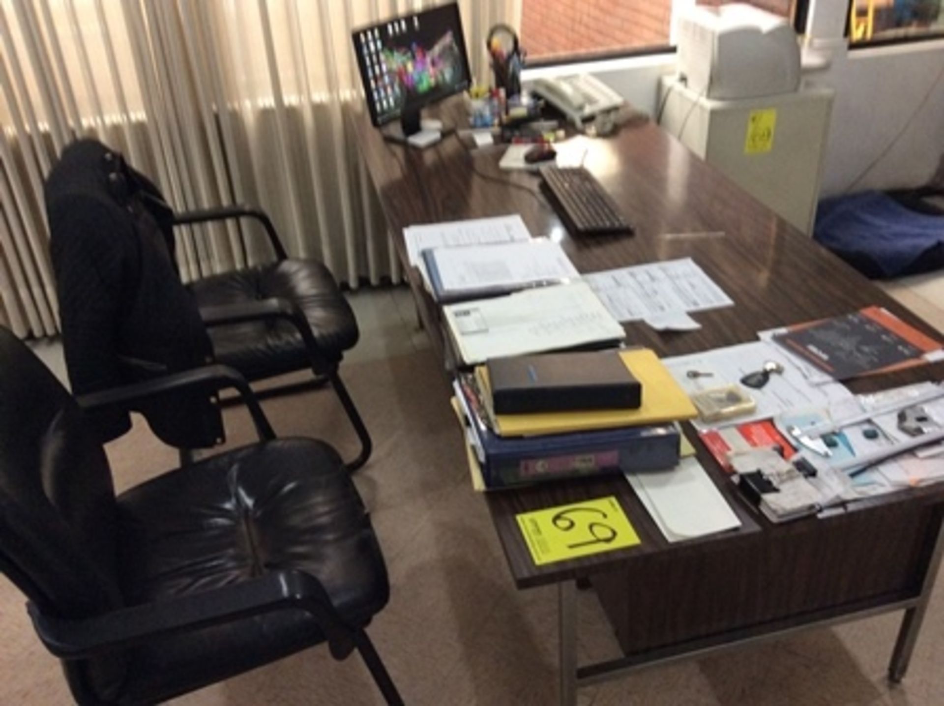 Oficina ejecutiva; Escritorio, librero, credenza, archivero y 2 sillas - Image 2 of 10