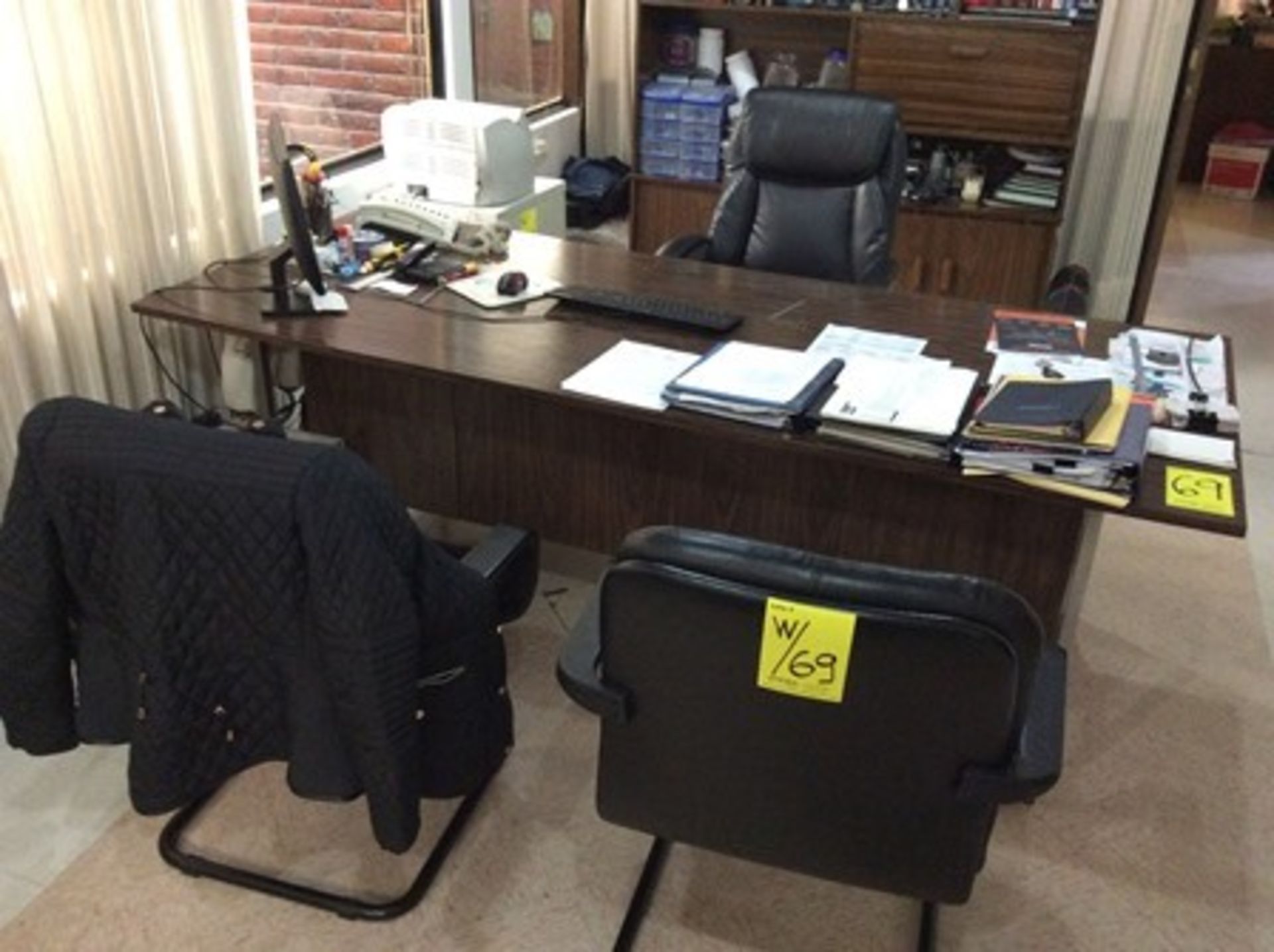 Oficina ejecutiva; Escritorio, librero, credenza, archivero y 2 sillas - Image 7 of 10