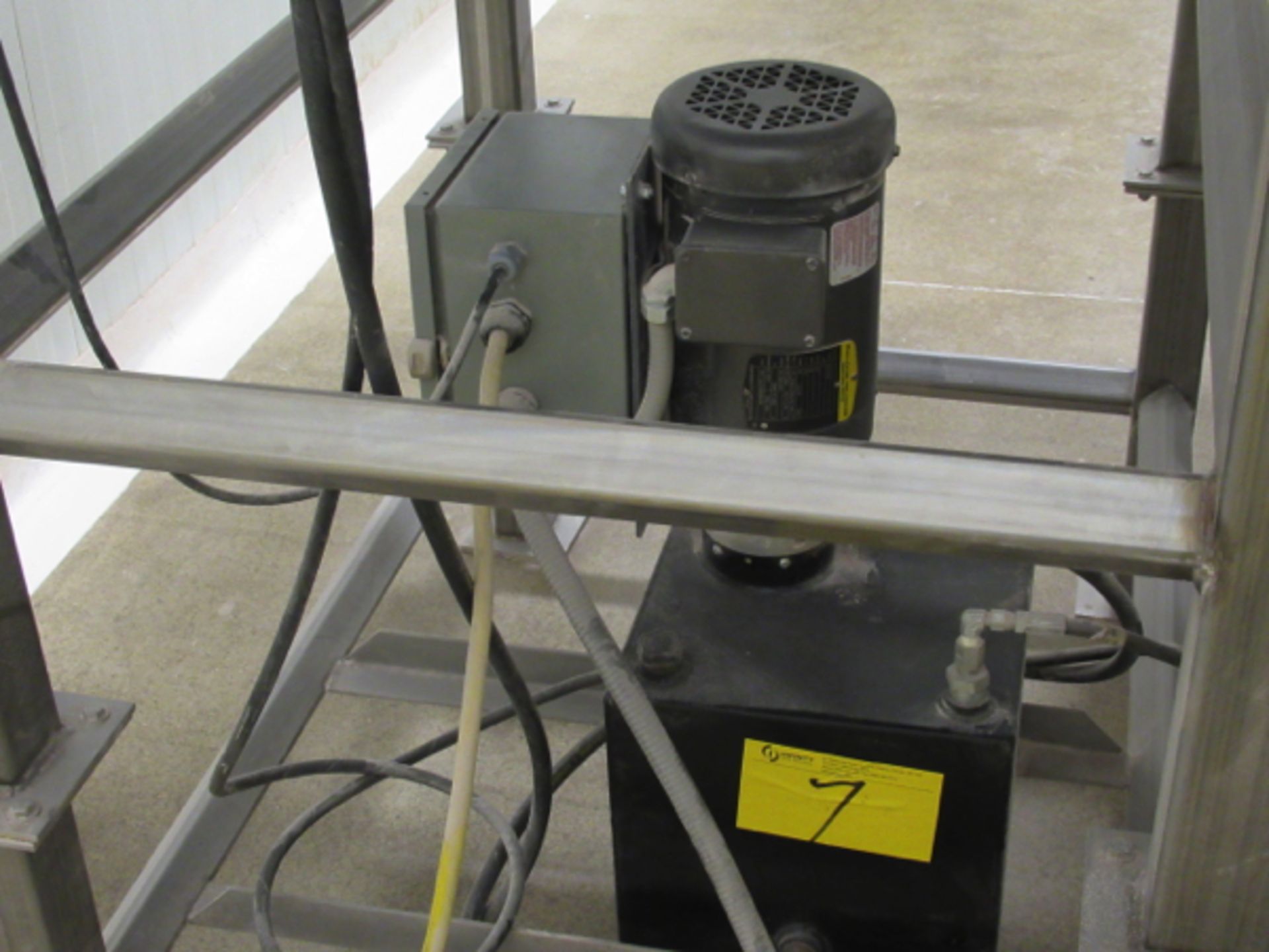 PENTALIFT MOD# 2710254, 2,500# HYDRAULIC VERTICAL LIFT TABLE W/STAINLE | RIGGING/LOADING FEE: $100 - Image 3 of 4