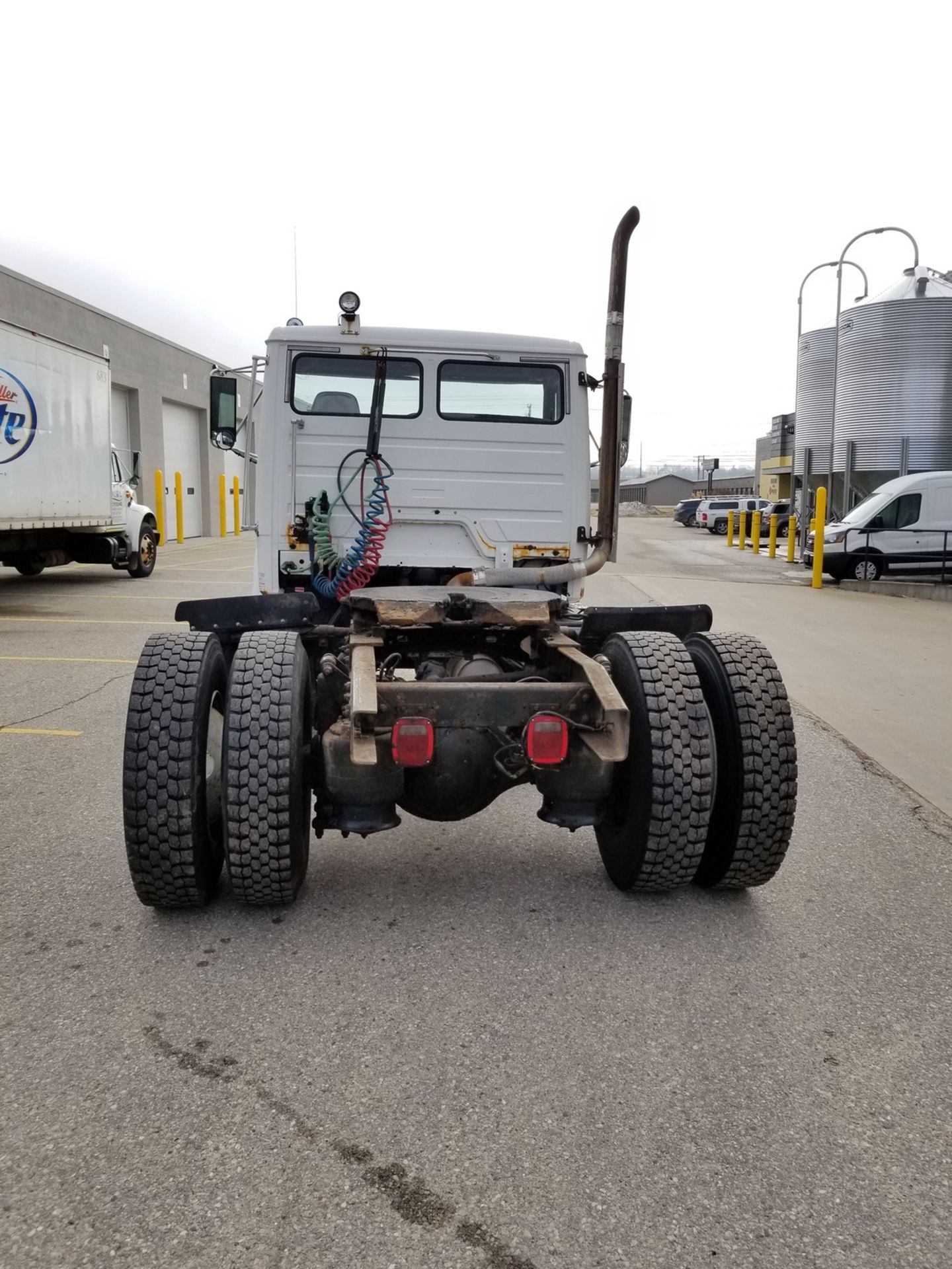 2002 Freightliner Day Cab Single Axle, Mileage: 176,618, VIN# 1FUBBTCS02HJ77341 - Image 5 of 36