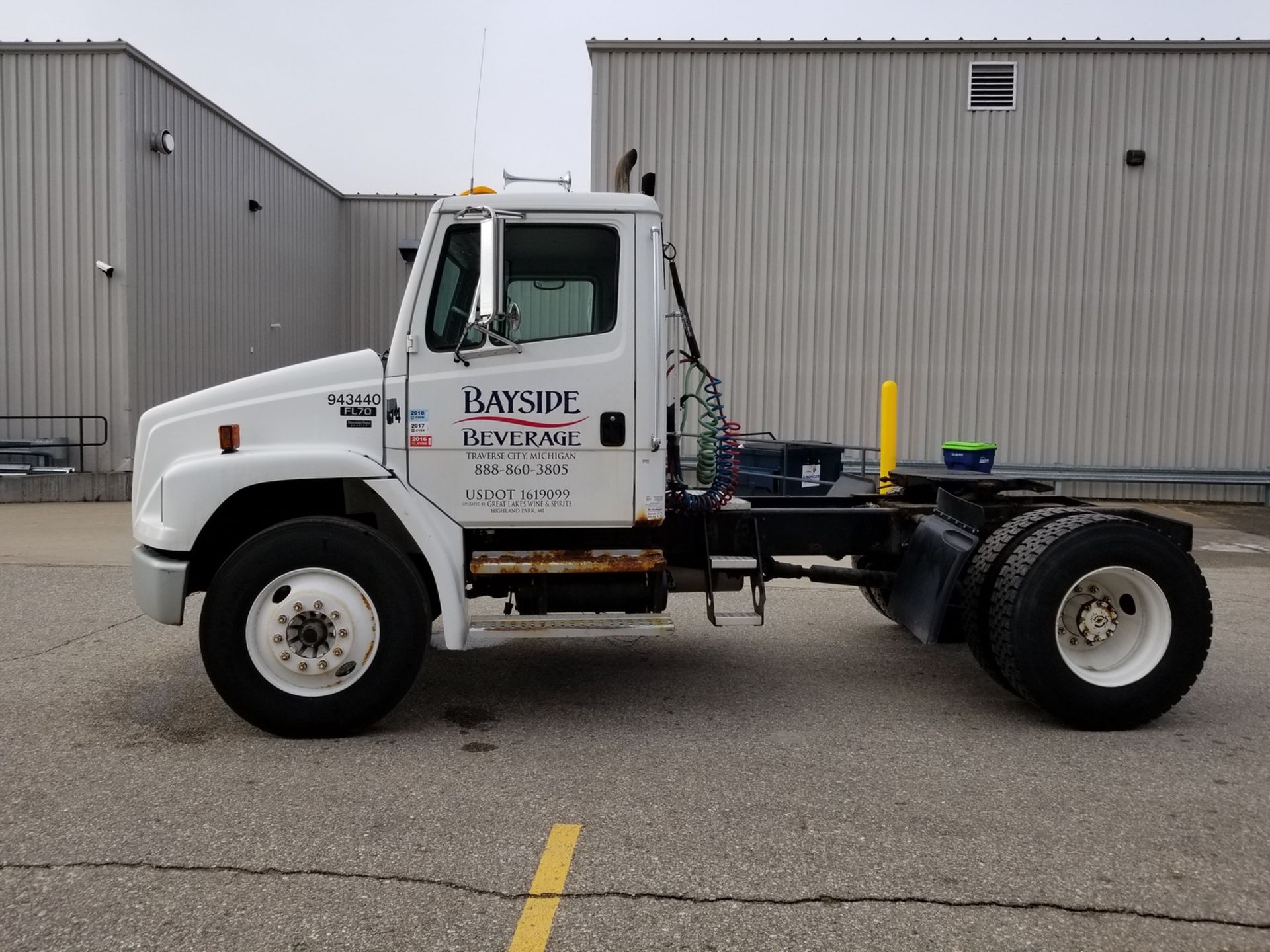 2002 Freightliner Day Cab Single Axle, Mileage: 176,618, VIN# 1FUBBTCS02HJ77341 - Image 6 of 36