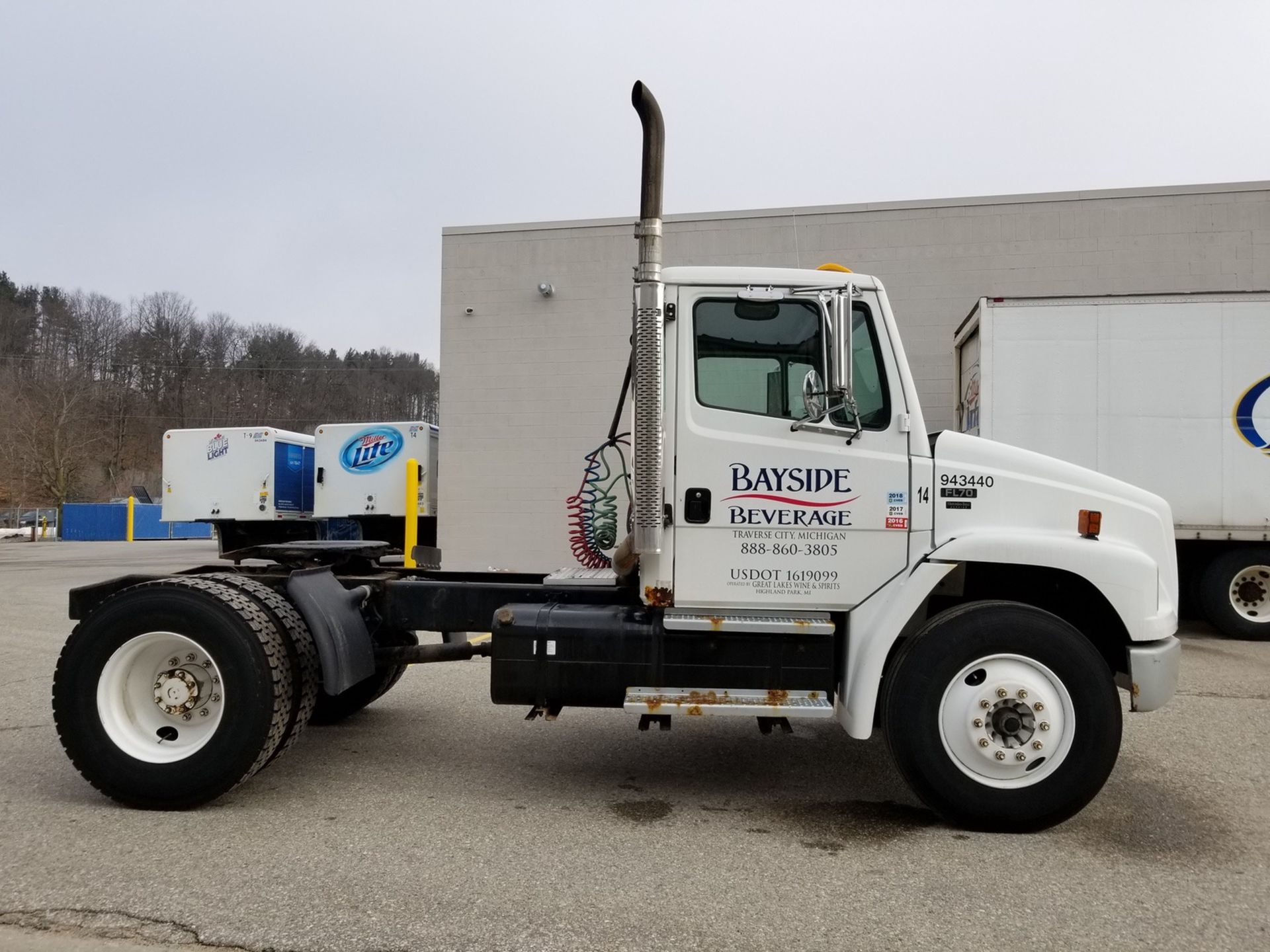 2002 Freightliner Day Cab Single Axle, Mileage: 176,618, VIN# 1FUBBTCS02HJ77341 - Image 8 of 36