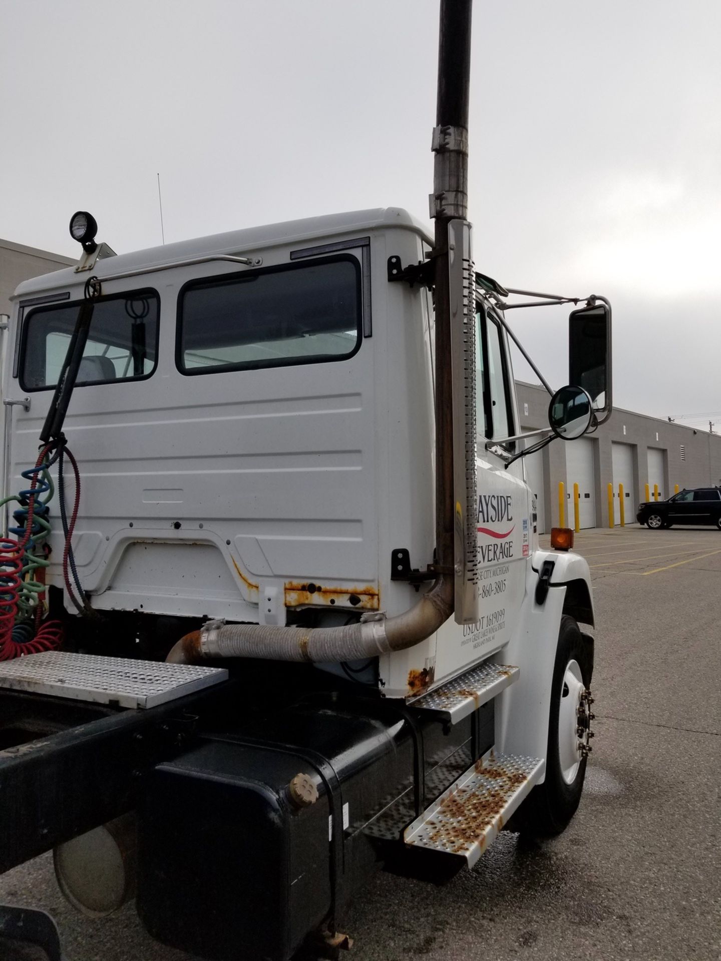 2002 Freightliner Day Cab Single Axle, Mileage: 176,618, VIN# 1FUBBTCS02HJ77341 - Image 11 of 36