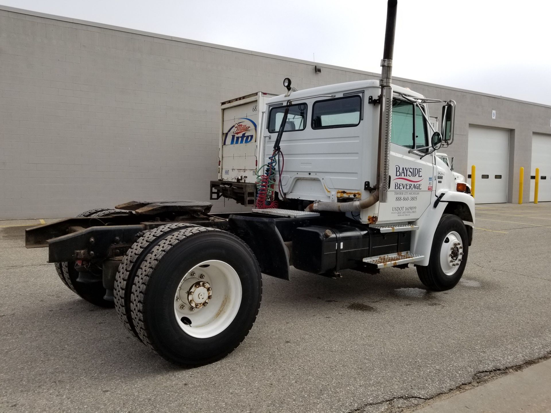 2002 Freightliner Day Cab Single Axle, Mileage: 176,618, VIN# 1FUBBTCS02HJ77341 - Image 3 of 36