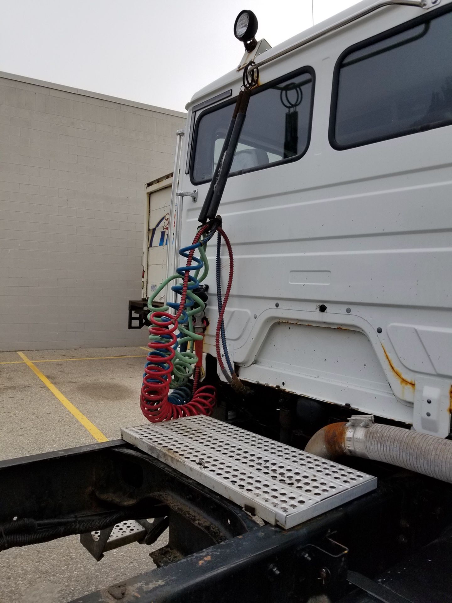 2002 Freightliner Day Cab Single Axle, Mileage: 176,618, VIN# 1FUBBTCS02HJ77341 - Image 10 of 36