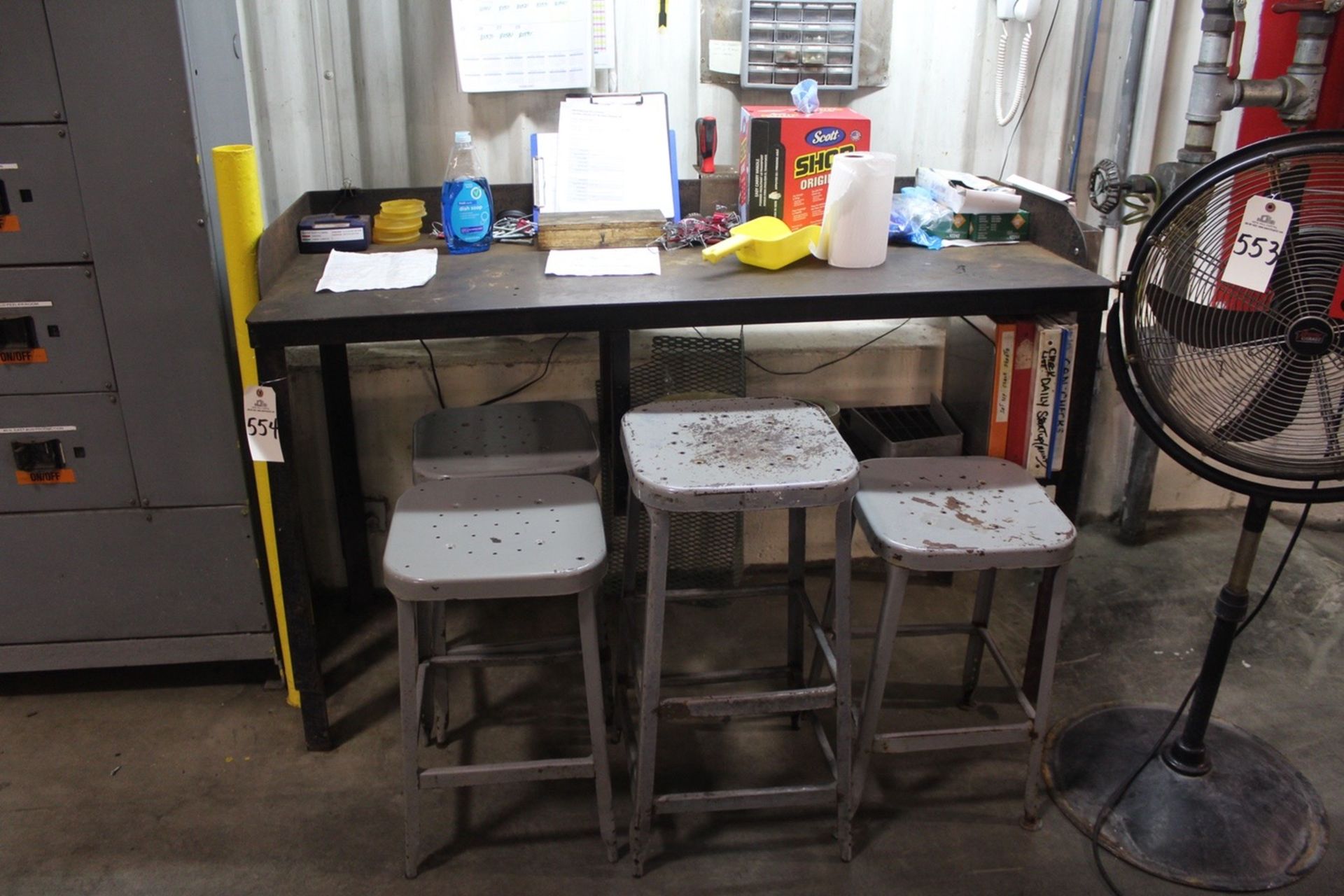 Metal Work Bench w/Stools | Rigging: $45