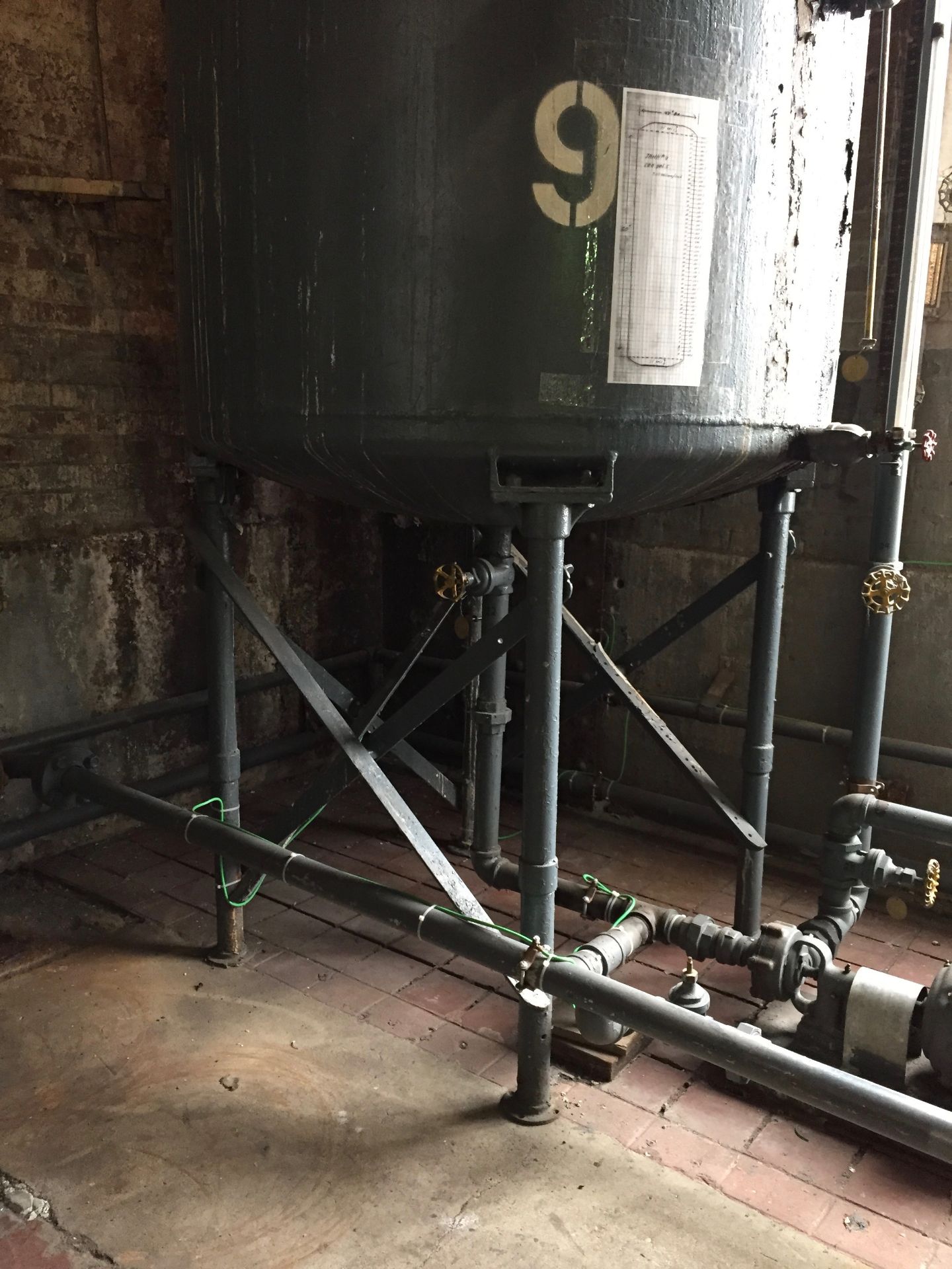 Tank, Carbon Steel, Dish Bottom, Flat Top, Approx. 500 Gallons. | Rigging/Loading Fee: $2500 - Image 2 of 3