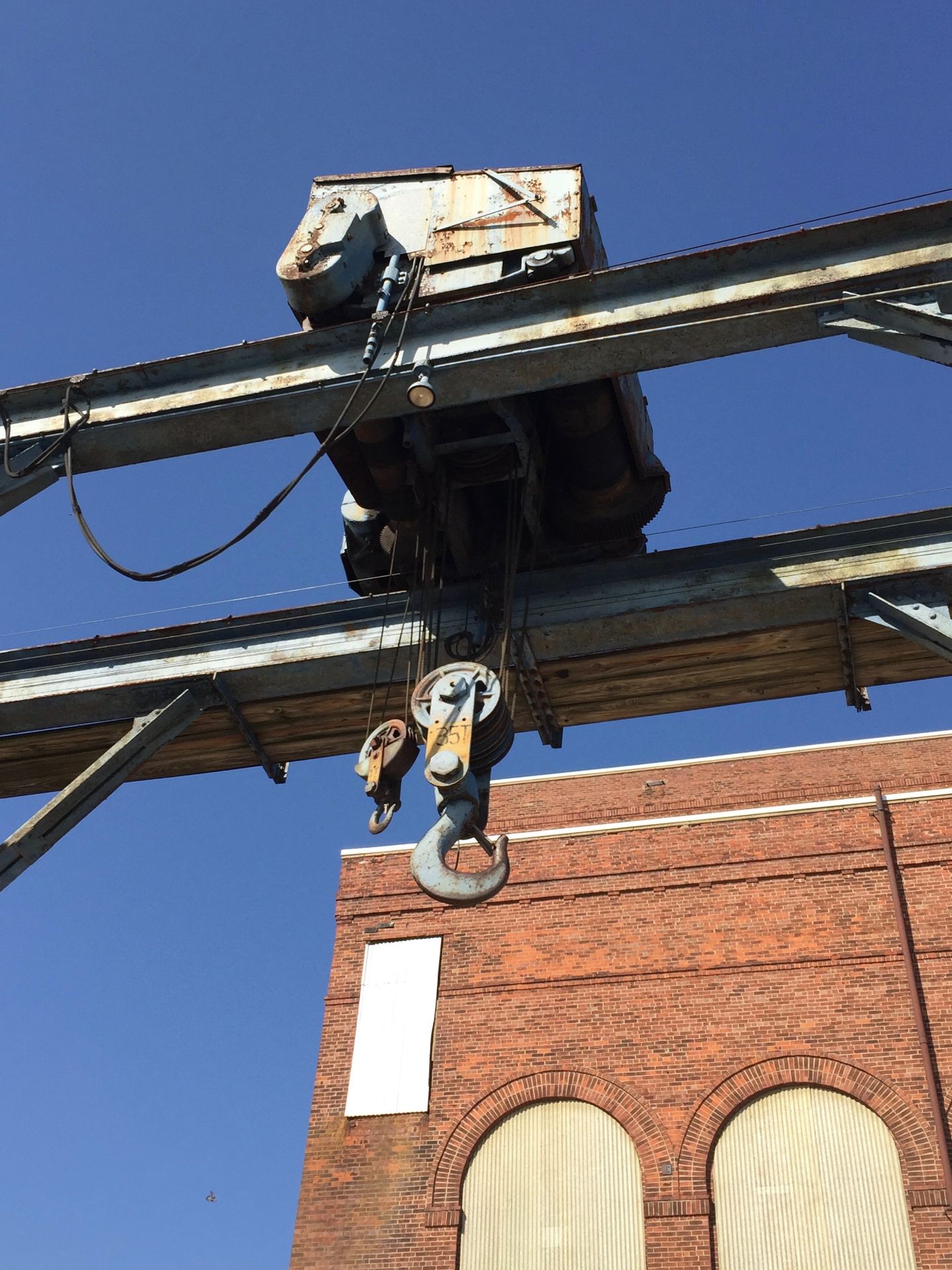 35 Ton / 2T Hoists, Dual Trolley Mounted | Rigging/Loading Fee: Contact Rigger