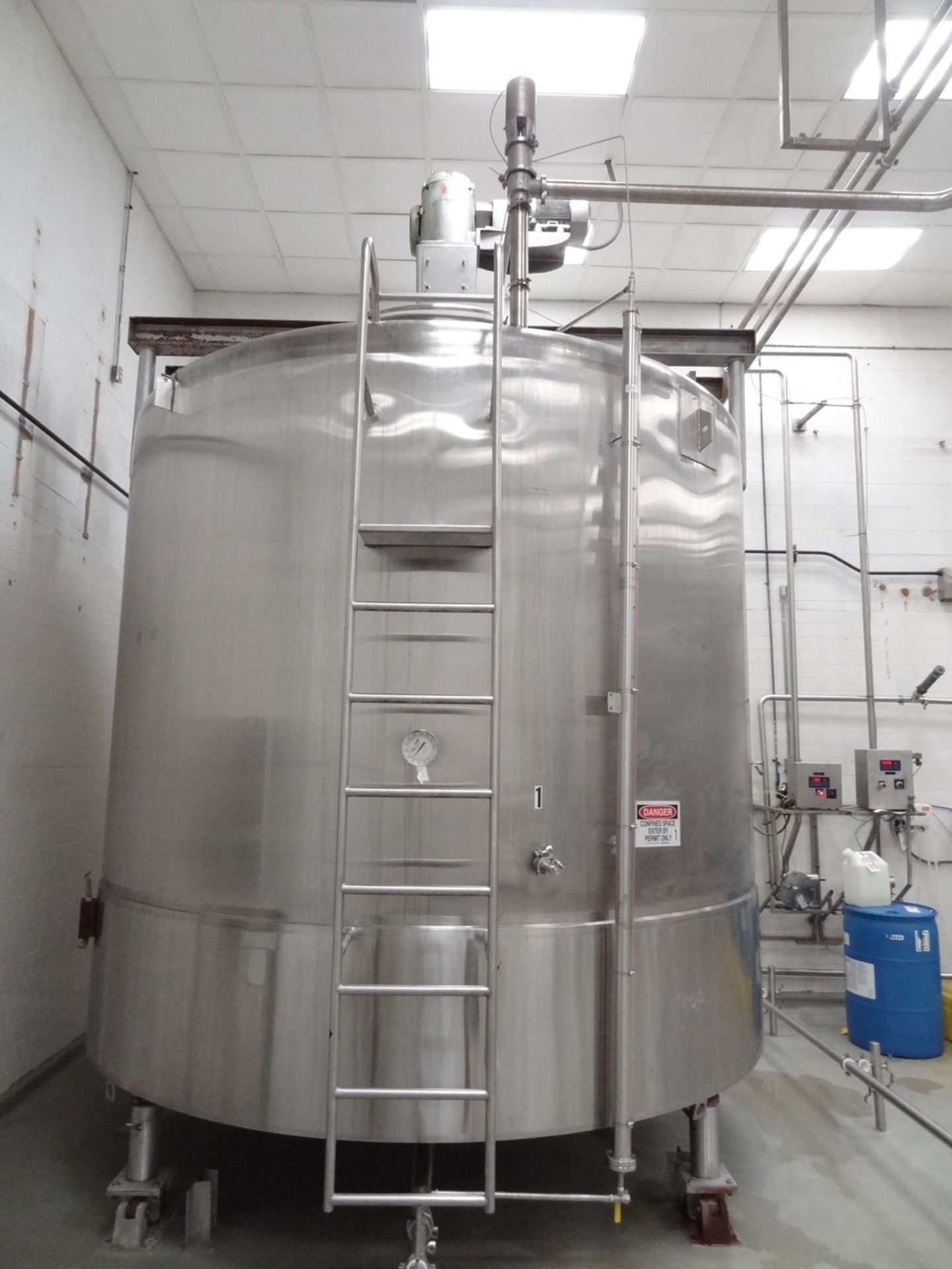 6,000 Gallon Cherry Burrell Vertical Top Agitated Mixing Tank, 11'-6" Dia X 9'- | Rigging Fee: $1750