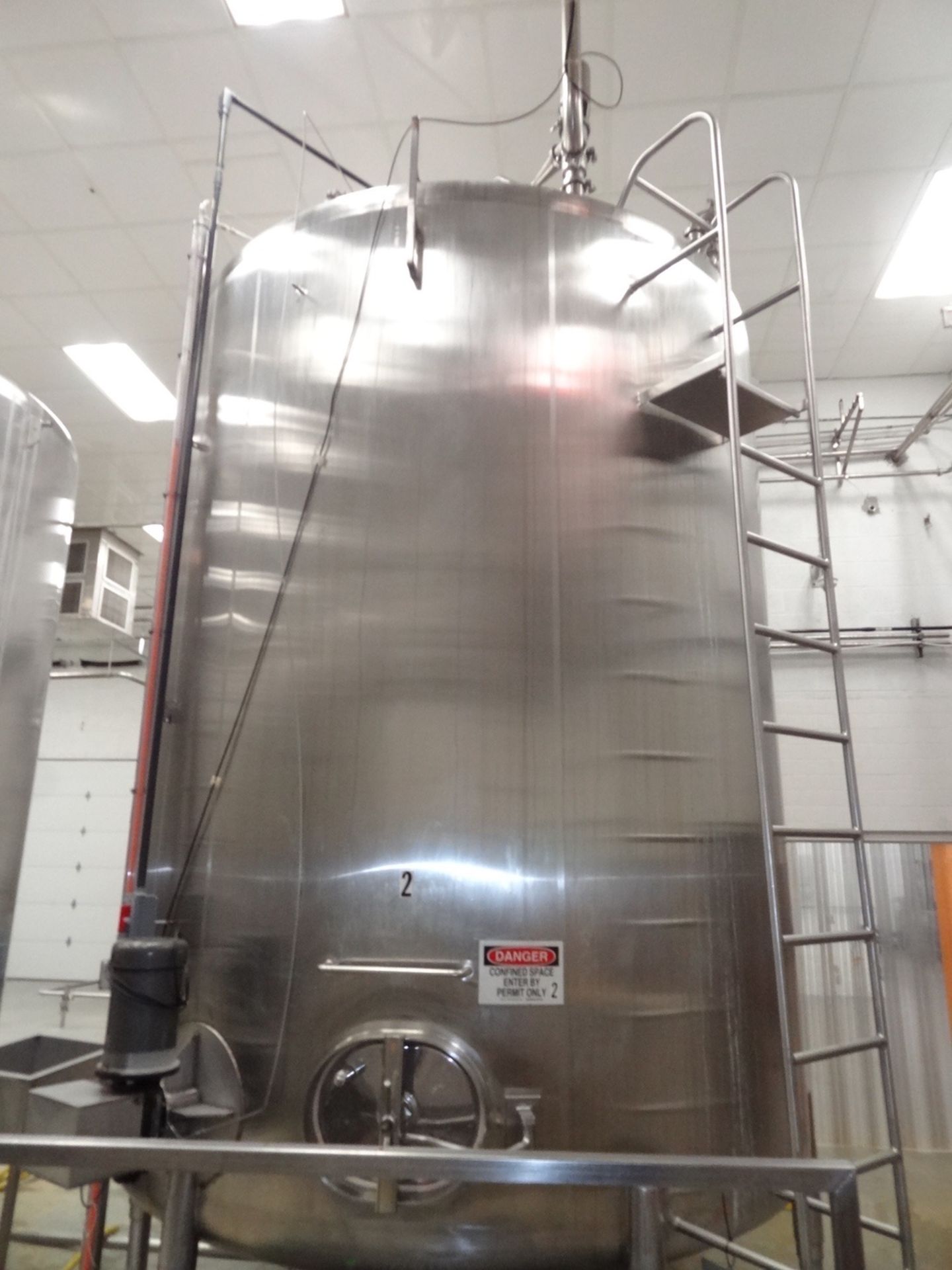 6,000 Gallon Cherry Burrell Vertical Side Agitated Mixing Tank, 9'-6" Dia X 11' | Rigging Fee: $1750