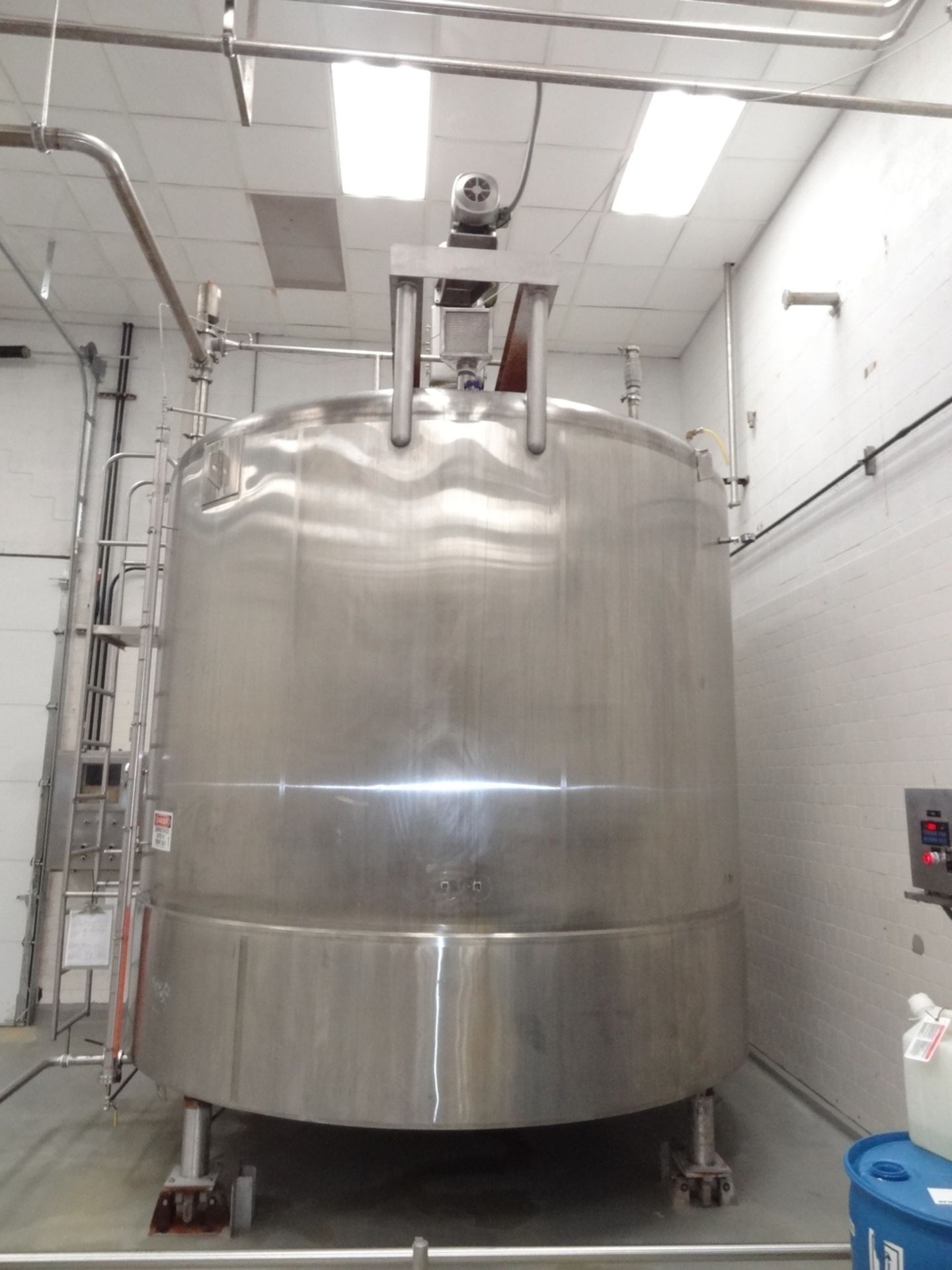 6,000 Gallon Cherry Burrell Vertical Top Agitated Mixing Tank, 11'-6" Dia X 9'- | Rigging Fee: $1750 - Image 3 of 4