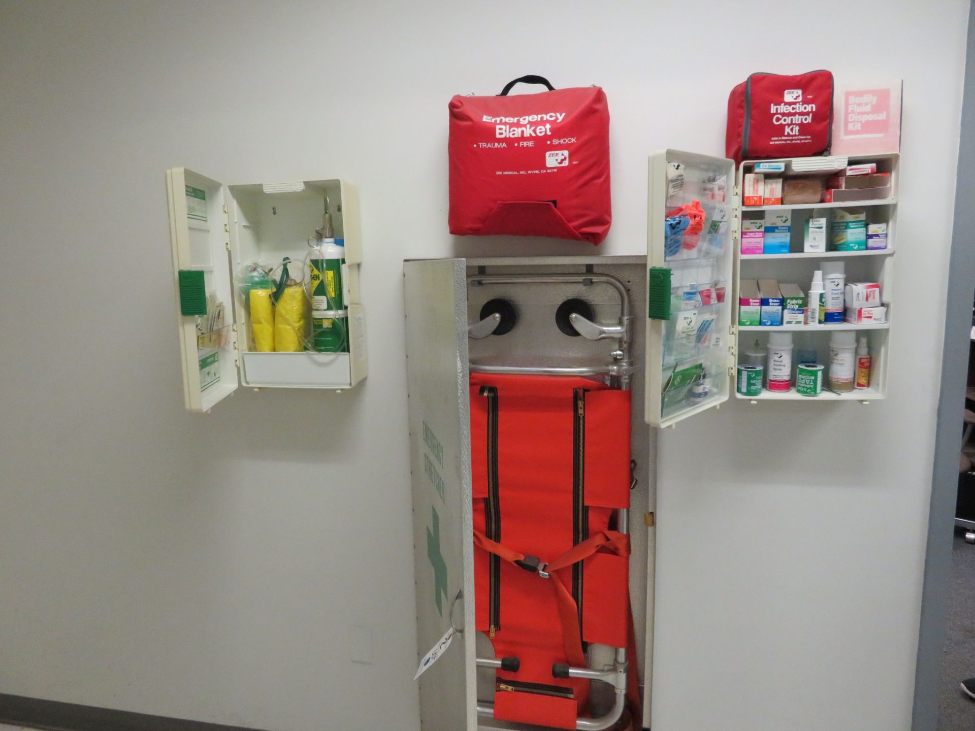 [LOT] First Aid Emergency Blanket, Zee Oxygen Unit, Infection Control Kit, And Stretcher
