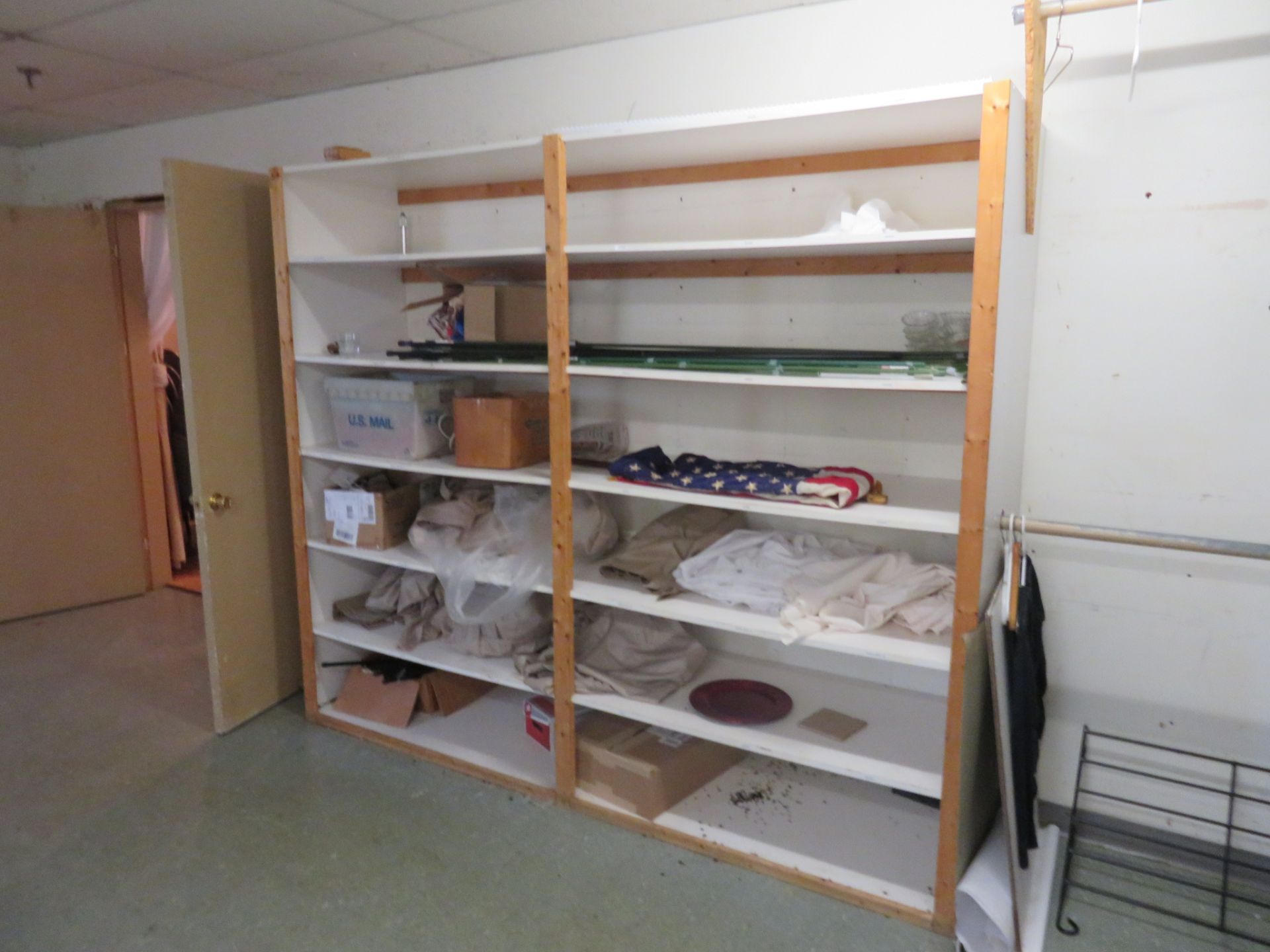 [Lot] Balance in Room Food, Trays, Bases, Etc. - Image 4 of 6