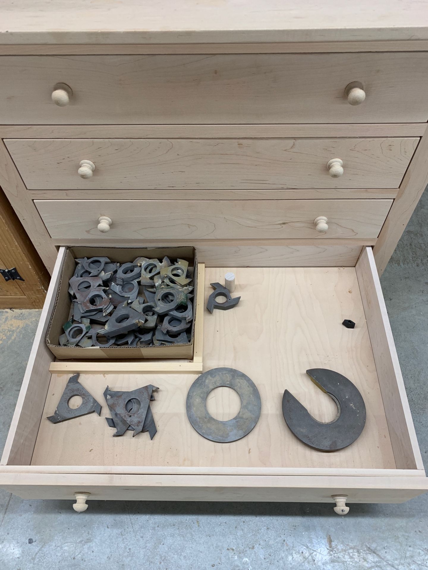 4 drawer cabinet with 1 1/4" spindle bits and blades - Image 3 of 3