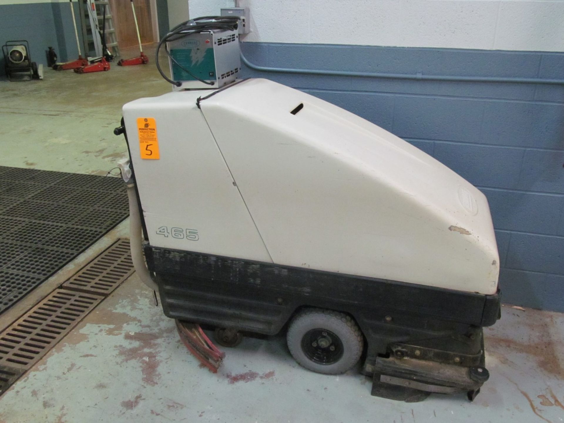 Tennant 465, 28" Electric Walk Behind Floor Scrubber, (w/ Charger), 36 Volt