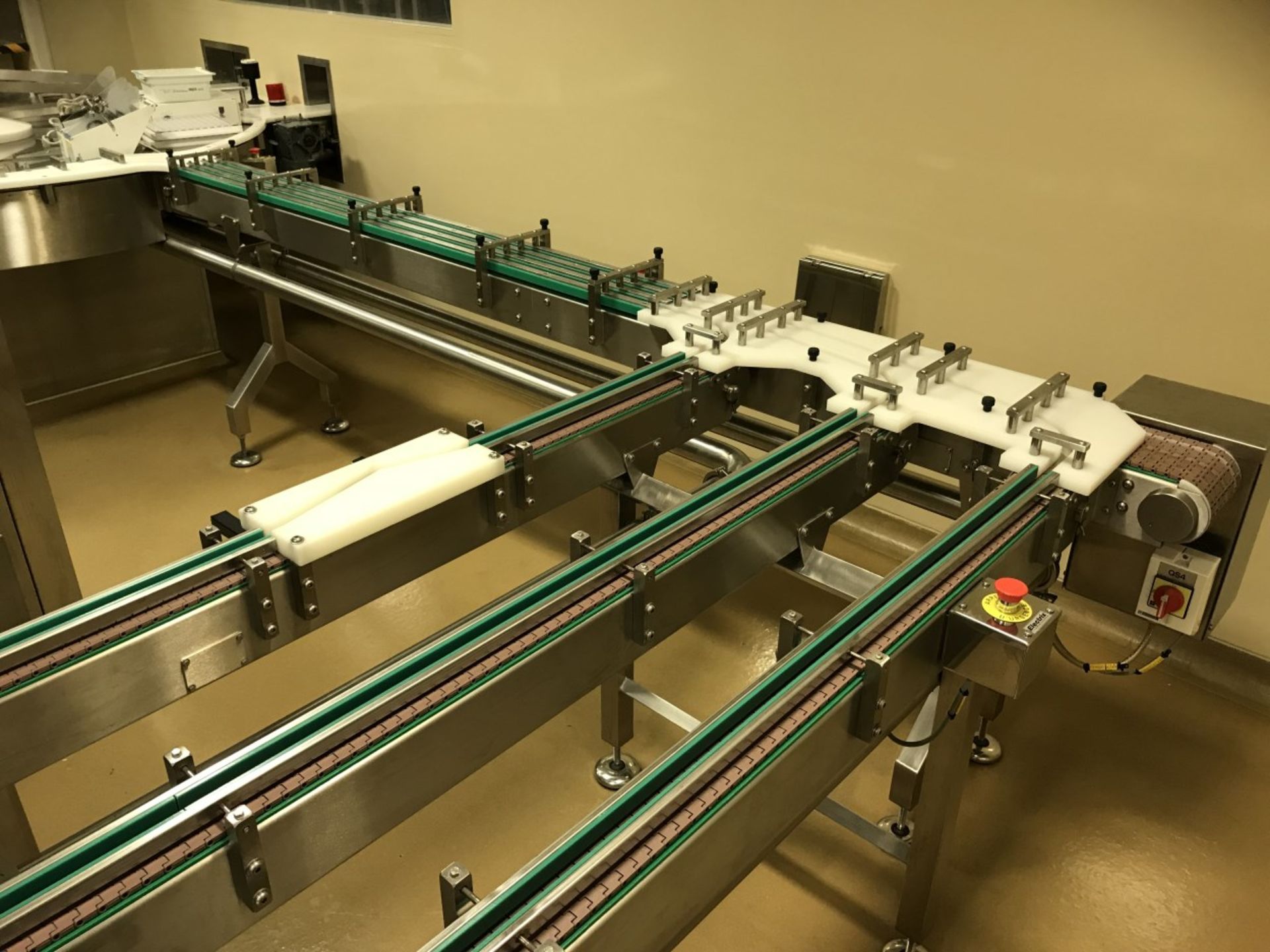 Table Loading System w/ Centrifugal Force Rotating Table Loader and Multi-Channel Conveyor System - Image 8 of 9