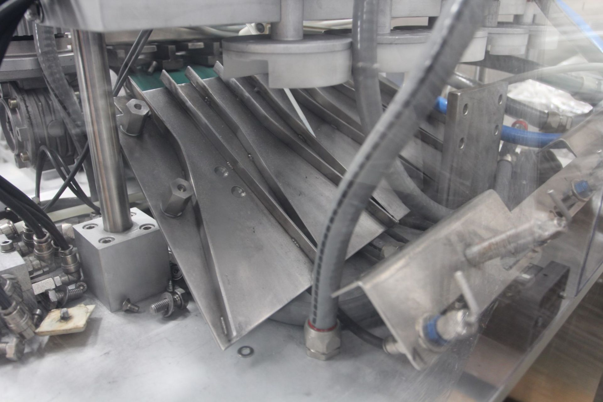 Ozaf Vibratory Bowl Feeder w/ Belt Type Loader Conveyor, (Location: DK MOVES, Arthur De - Bild 3 aus 7