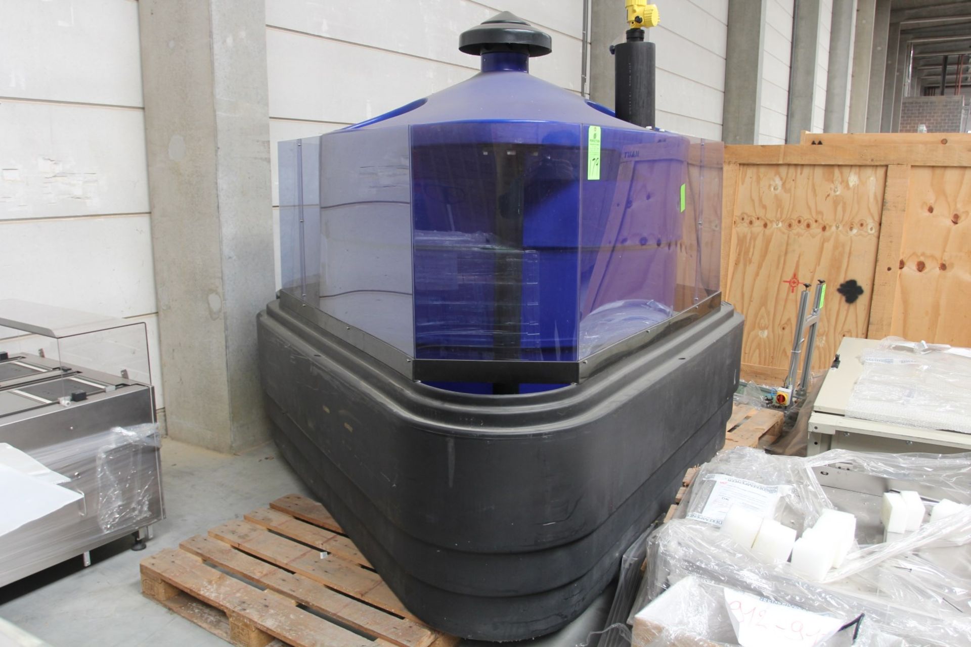 Betz Dearborn 2,500 Poly Tank w/ Blagdon Pump, (Location: DK MOVES, Arthur De Coninckstraat 9, - Image 2 of 6