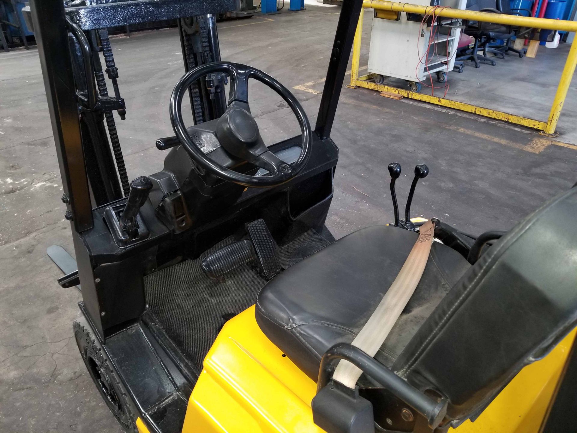FORKLIFT, YALE 3,000 LB. CAP. MDL. GLP030, new 2004, LPG, 2-stage mast, 84” lift height, pneu. style - Image 4 of 4
