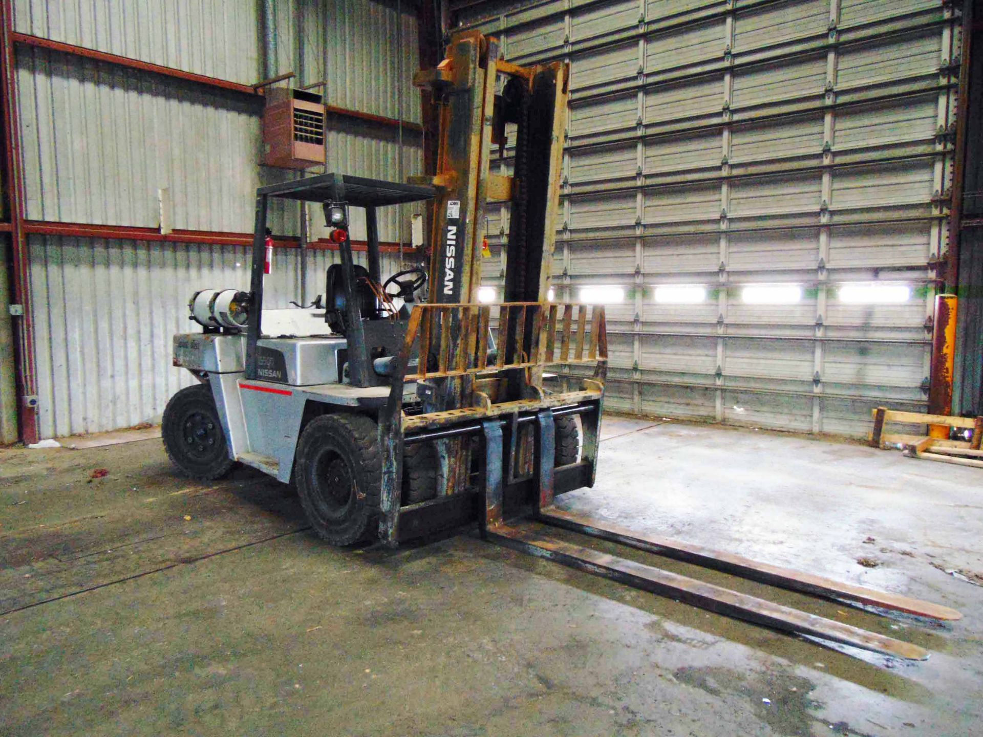 FORKLIFT, NISSAN 15,000 LB. CAP. MDL. 15-5, dual LPG system, 14,280 lbs. @ 24” L.C., 2-stage mast, - Image 2 of 12
