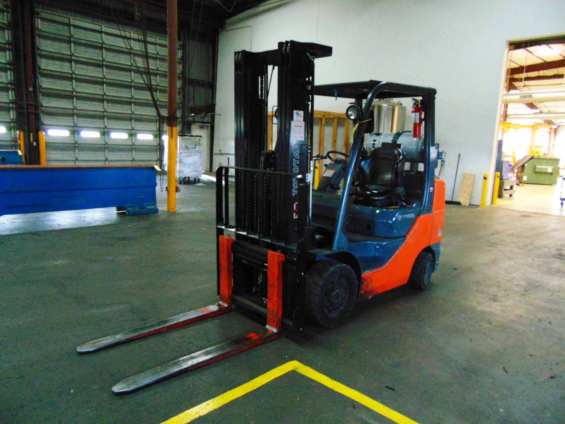 FORKLIFT, TOYOTA 6,000 LB. CAP. MDL. 8FGCU30, 5,120 lbs. @ 24” L.C., triple stage see-thru mast,