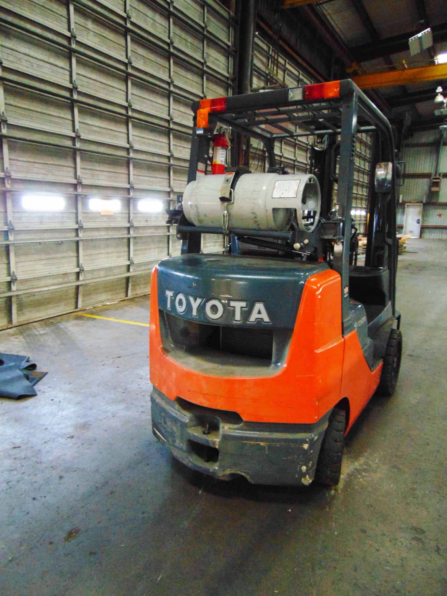 FORKLIFT, TOYOTA 6,000 LB. CAP. MDL. 8FGCU30, 5,120 lbs. @ 24” L.C., triple stage see-thru mast, - Image 4 of 7