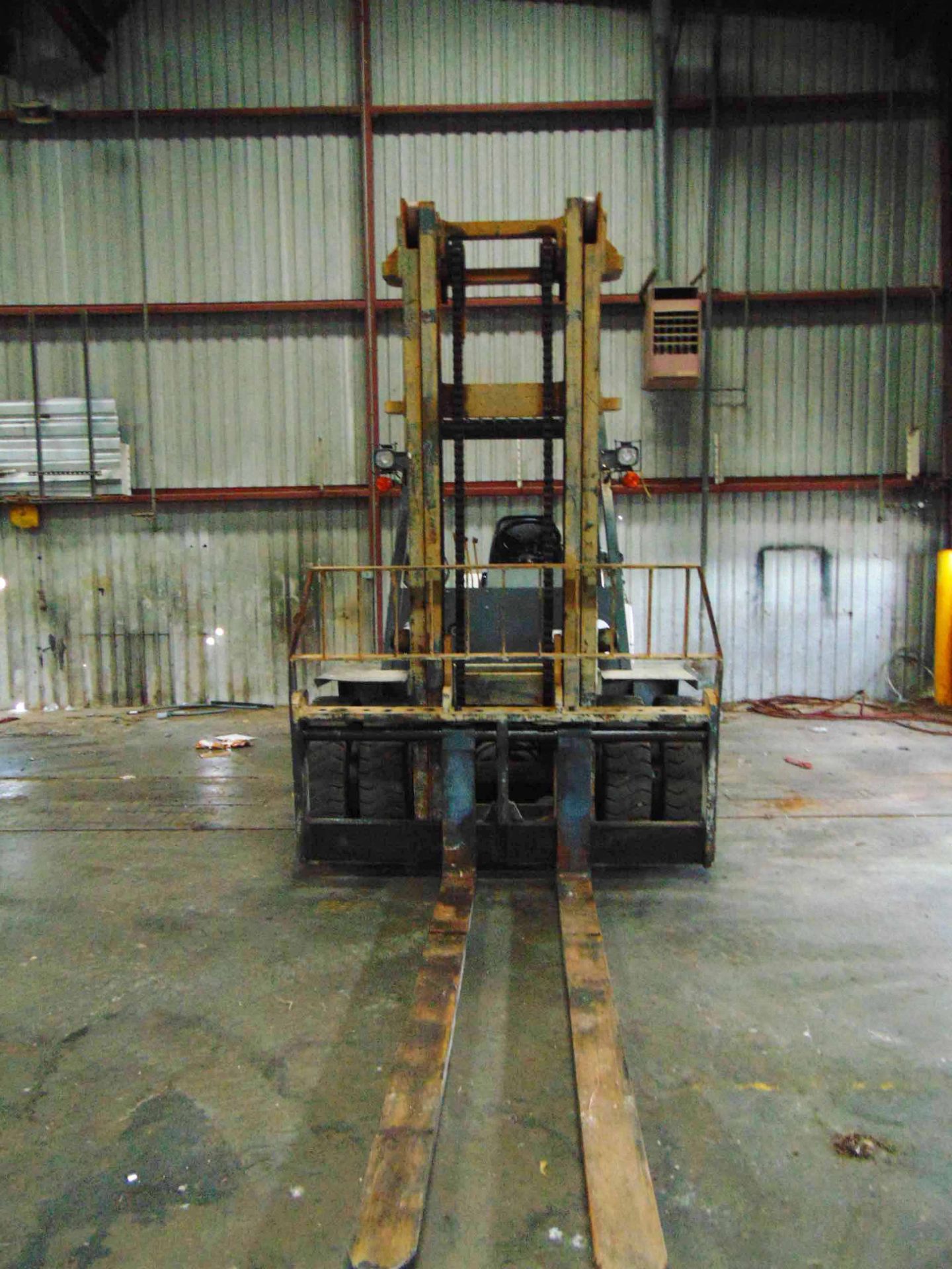 FORKLIFT, NISSAN 15,000 LB. CAP. MDL. 15-5, dual LPG system, 14,280 lbs. @ 24” L.C., 2-stage mast, - Image 3 of 12