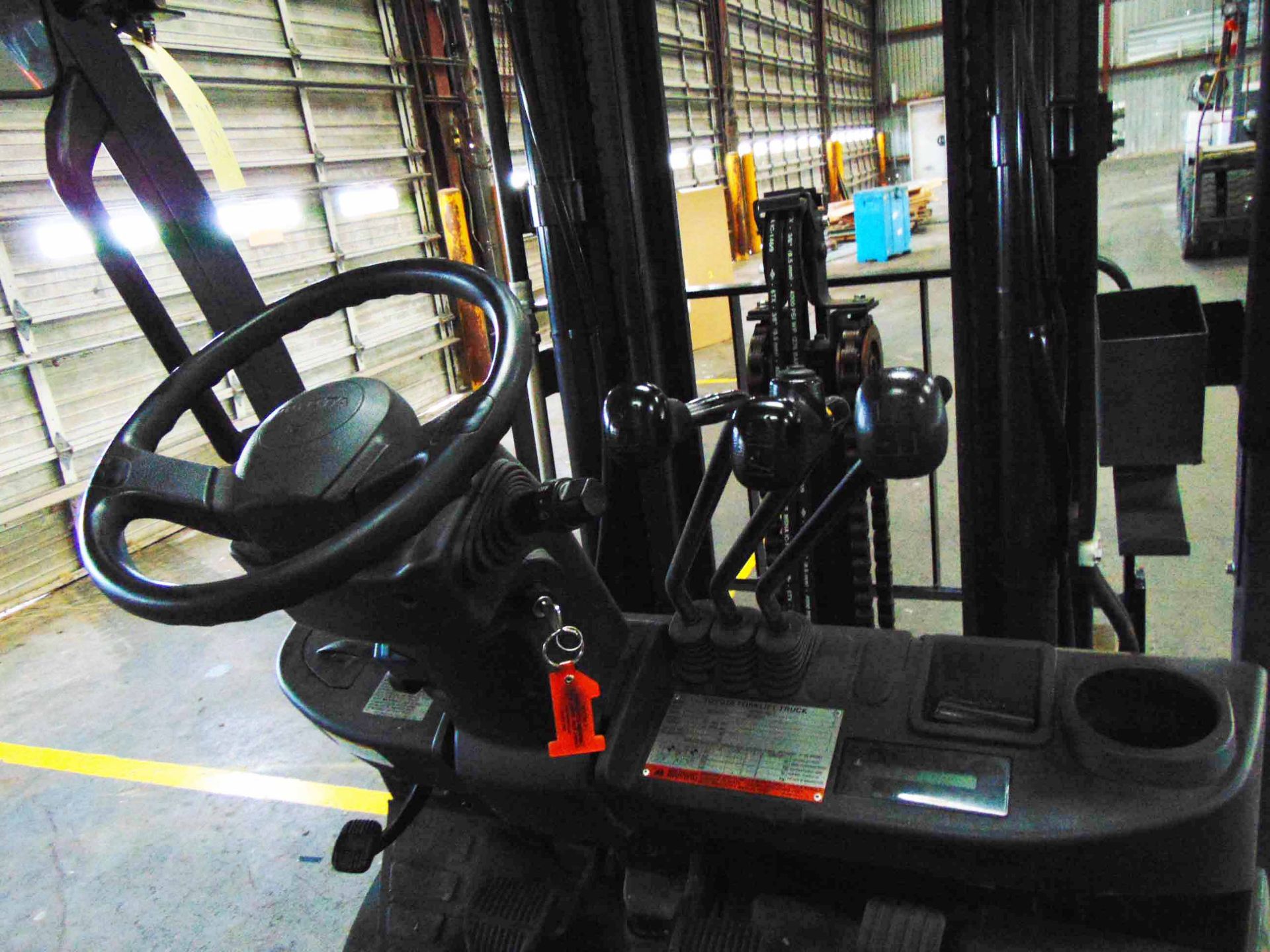 FORKLIFT, TOYOTA 6,000 LB. CAP. MDL. 8FGCU30, 5,120 lbs. @ 24” L.C., triple stage see-thru mast, - Image 5 of 7